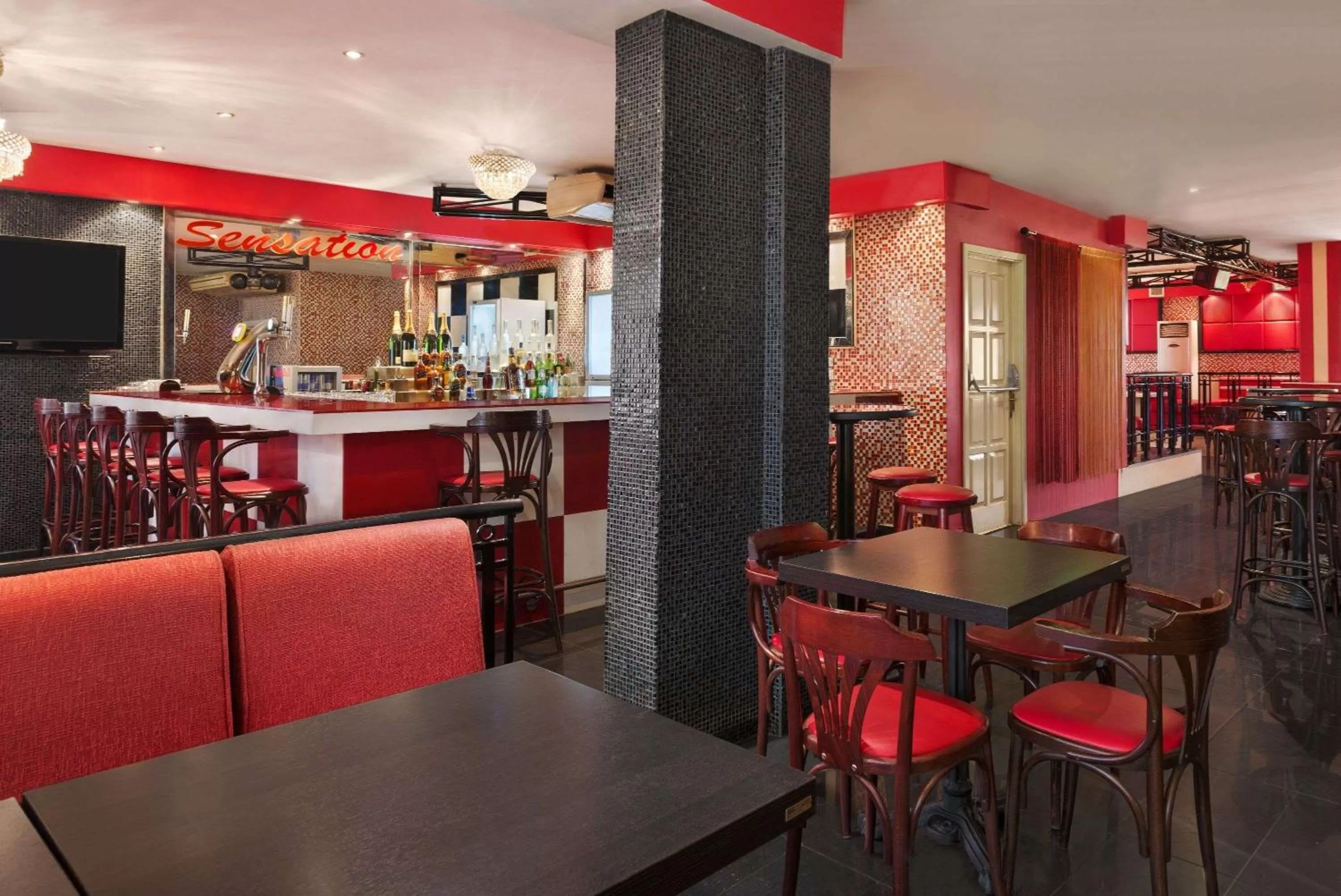 Lounge or bar in Howard Johnson by Wyndham Abu Dhabi Downtown