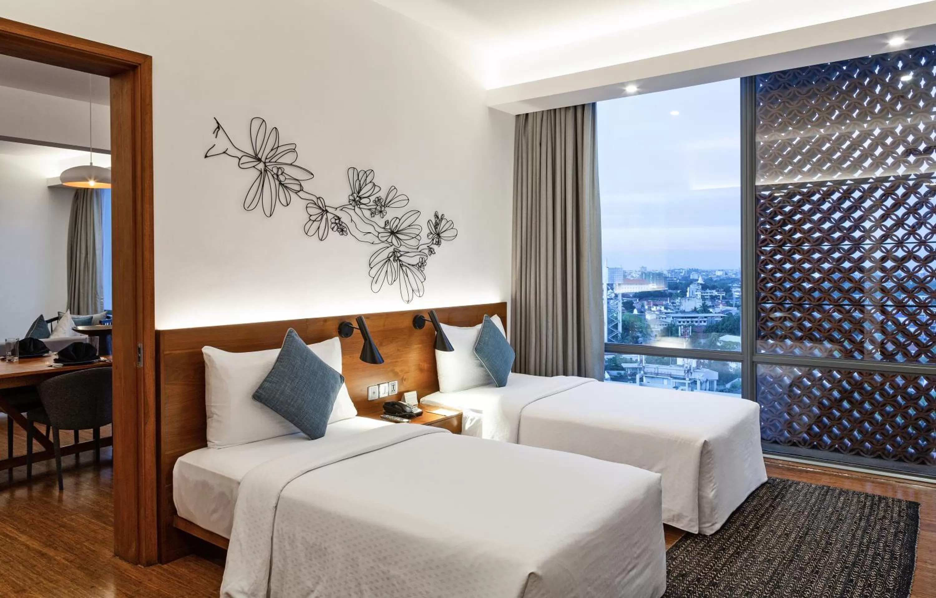 Photo of the whole room, Bed in Jetwing Colombo Seven