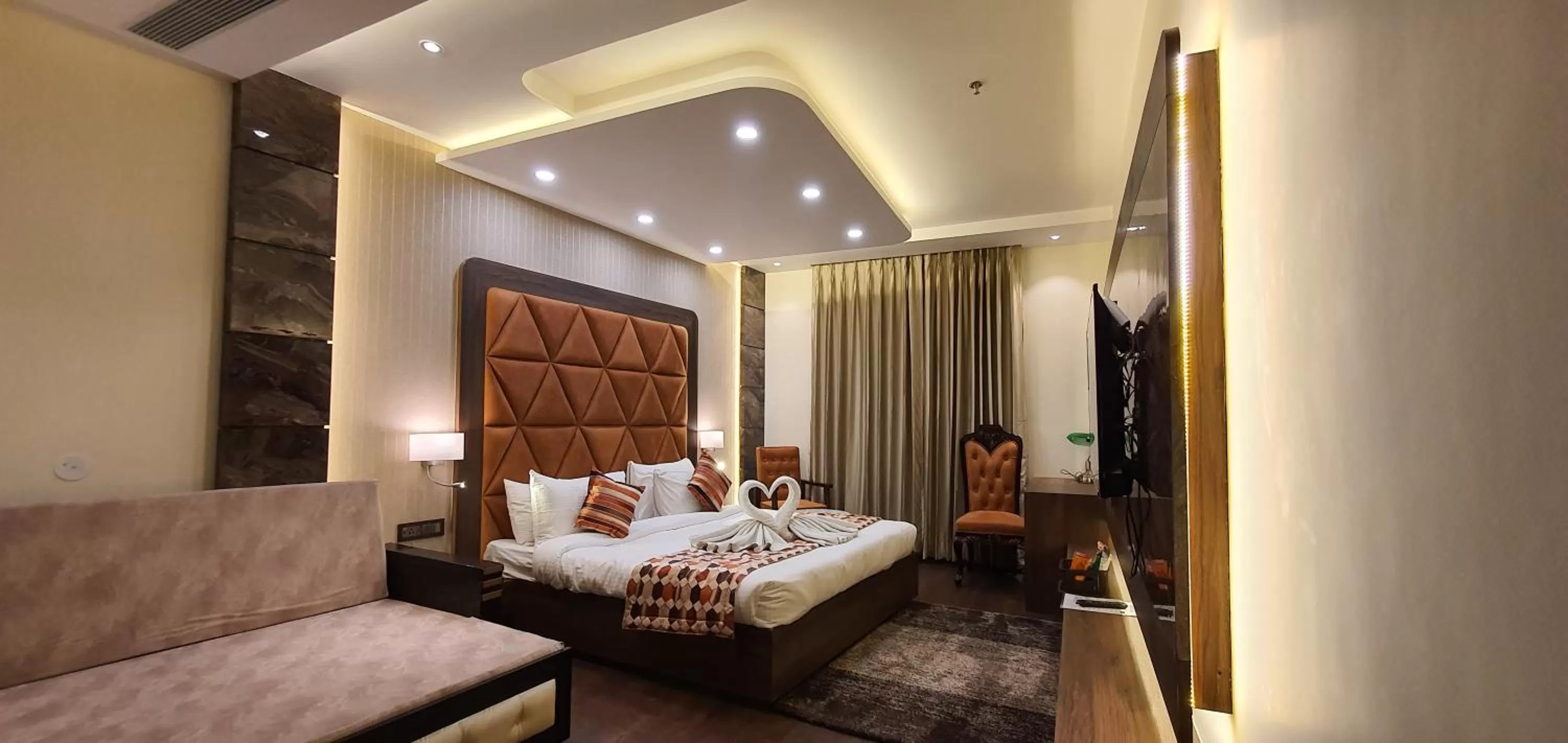 Bed in Hotel Makhan Residency
