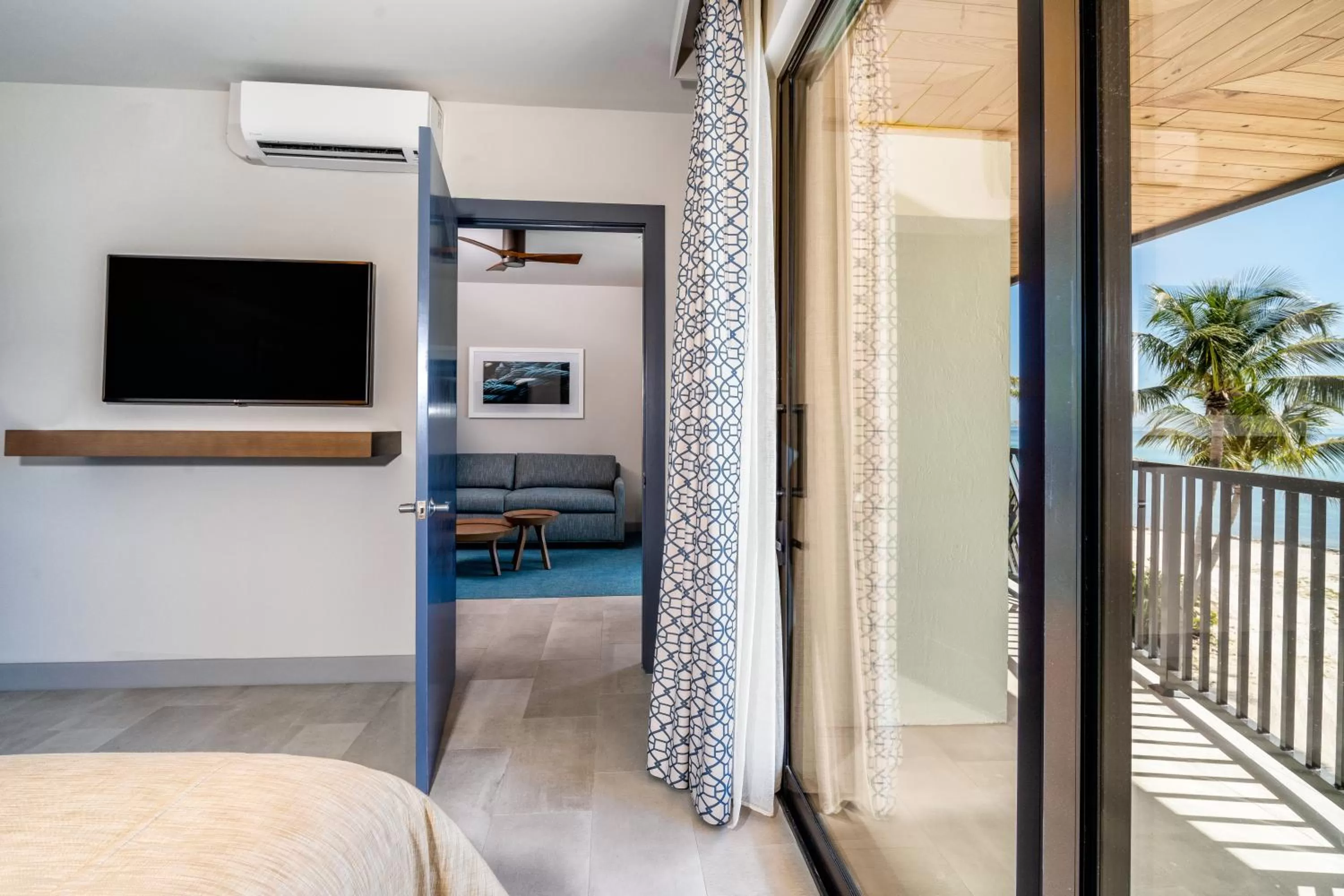 Living room, Bed in Chesapeake Beach Resort