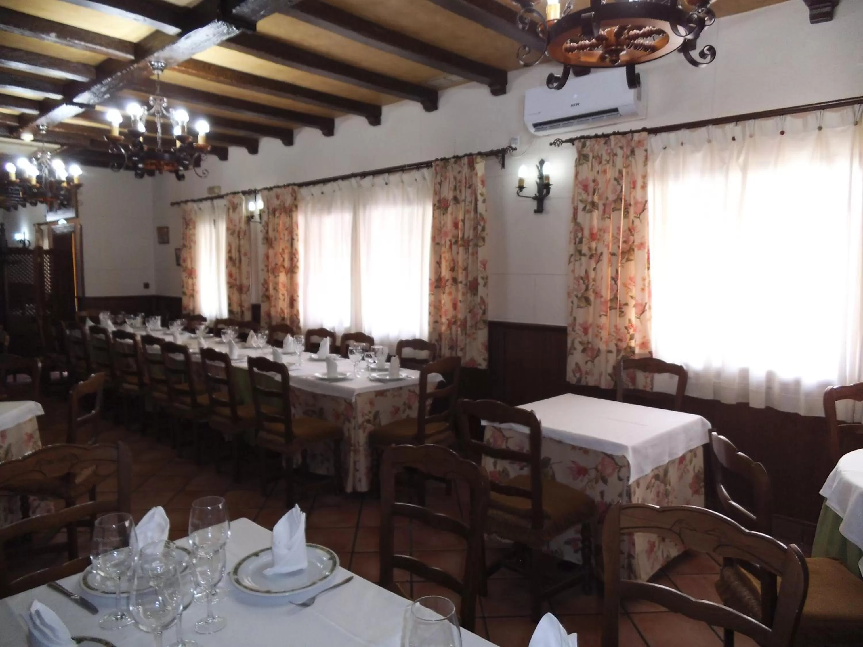 Restaurant/places to eat in Hostal Los Galgos