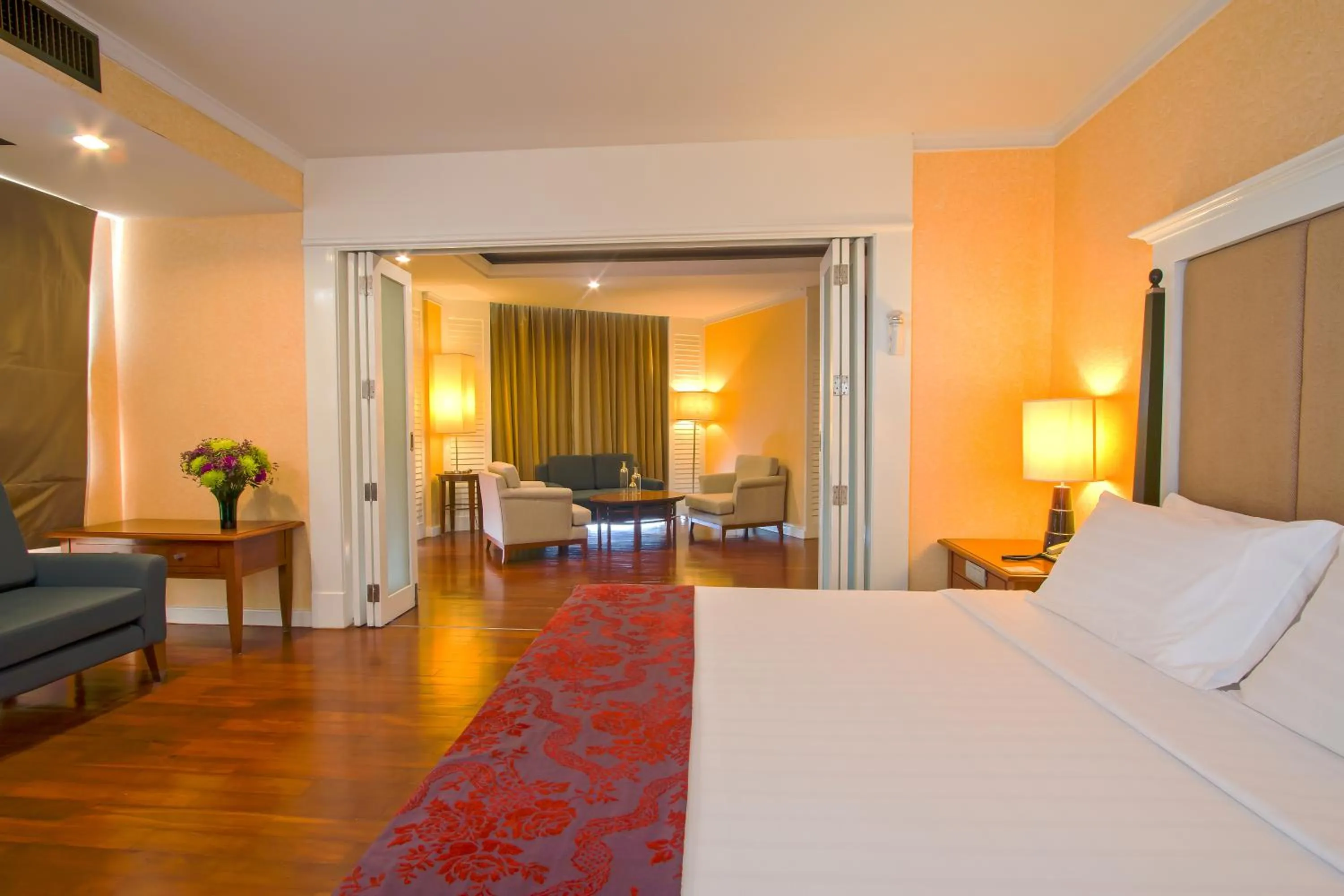 Living room, Bed in Long Beach Garden Hotel & Pavilions