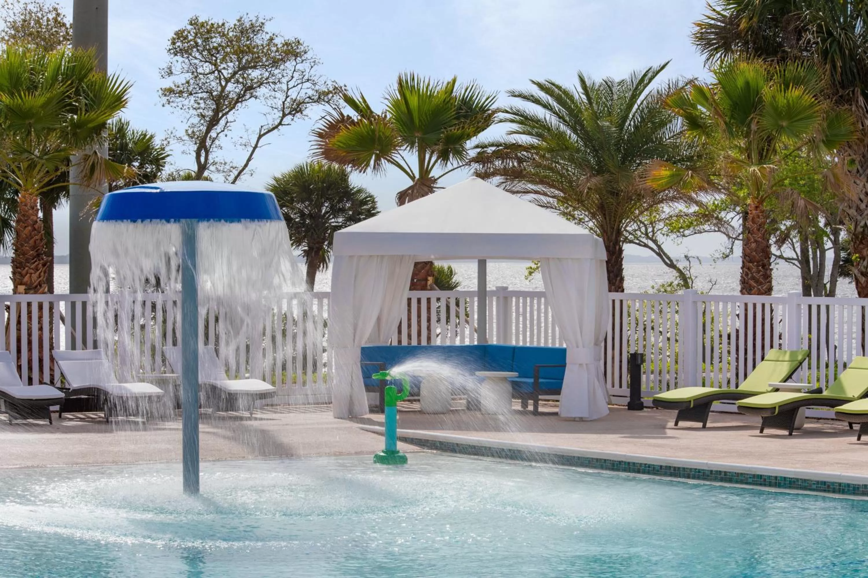 Swimming pool in Courtyard By Marriott Titusville Kennedy Space Center