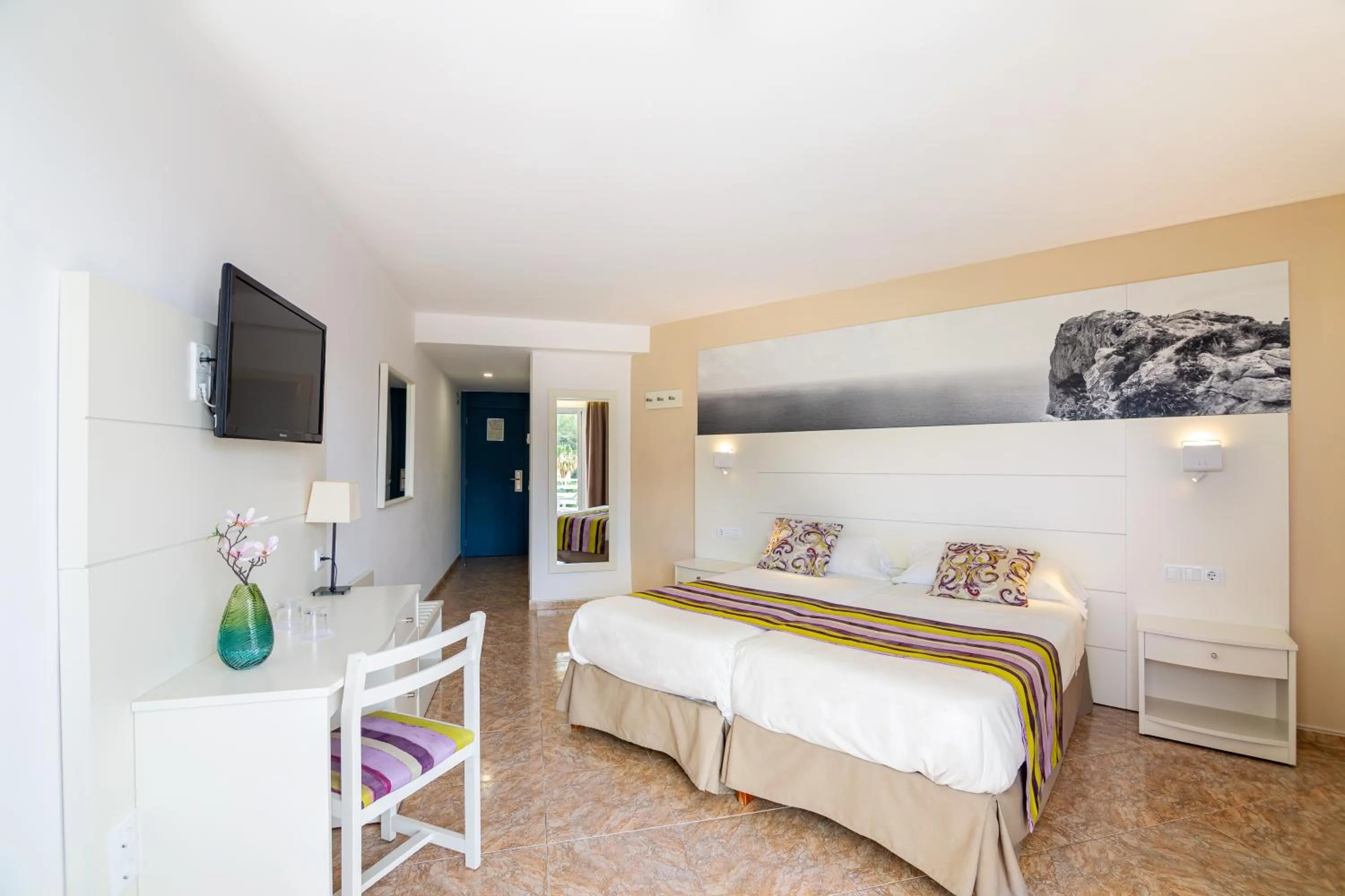 Photo of the whole room, Bed in Hotel Venecia Paguera