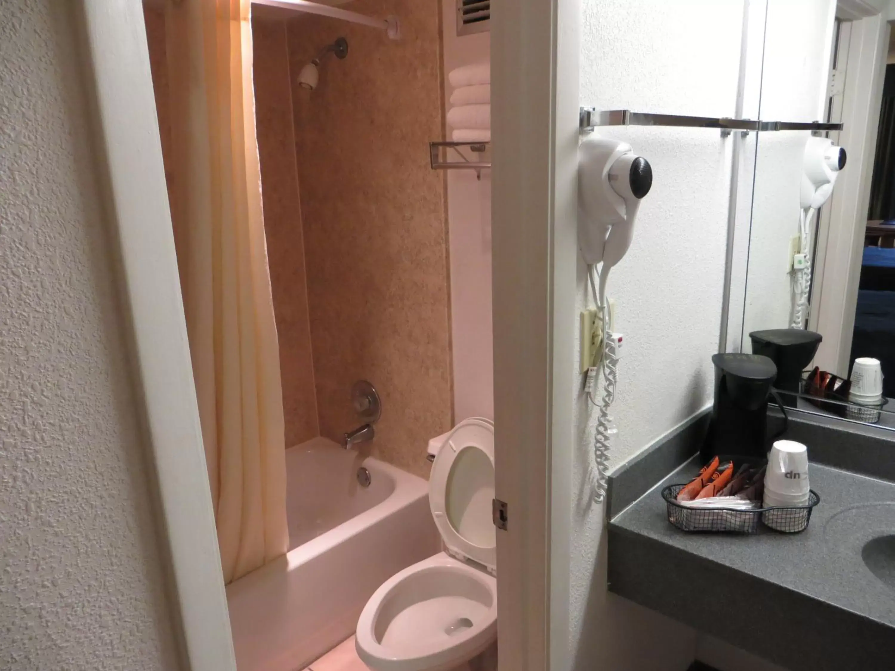 Standard Room with Two Double Beds in Maingate Lakeside Resort Standard Room with Two Double Beds in Maingate Lakeside Resort