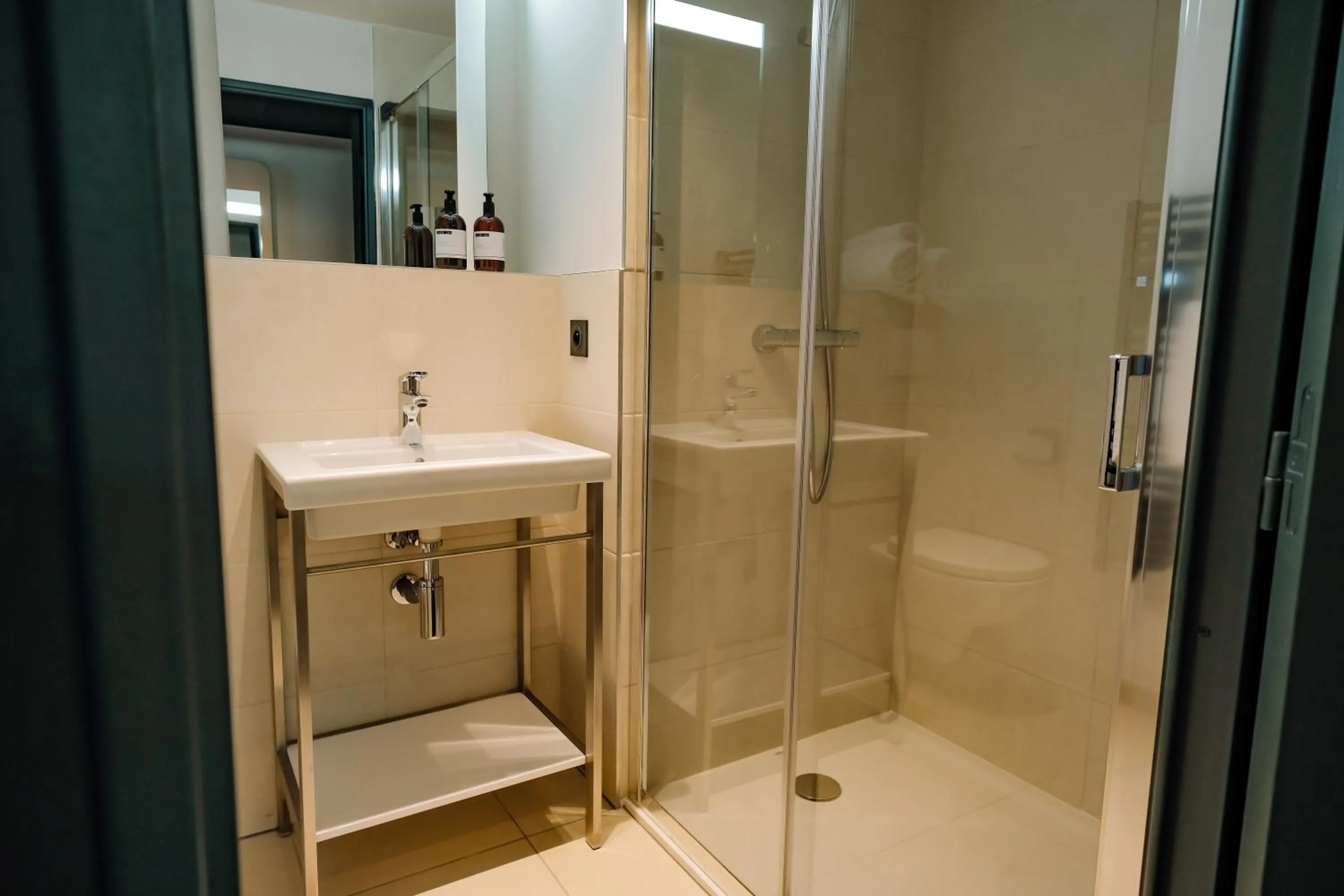 Shower in ibis Styles Bordeaux Lac Bruges