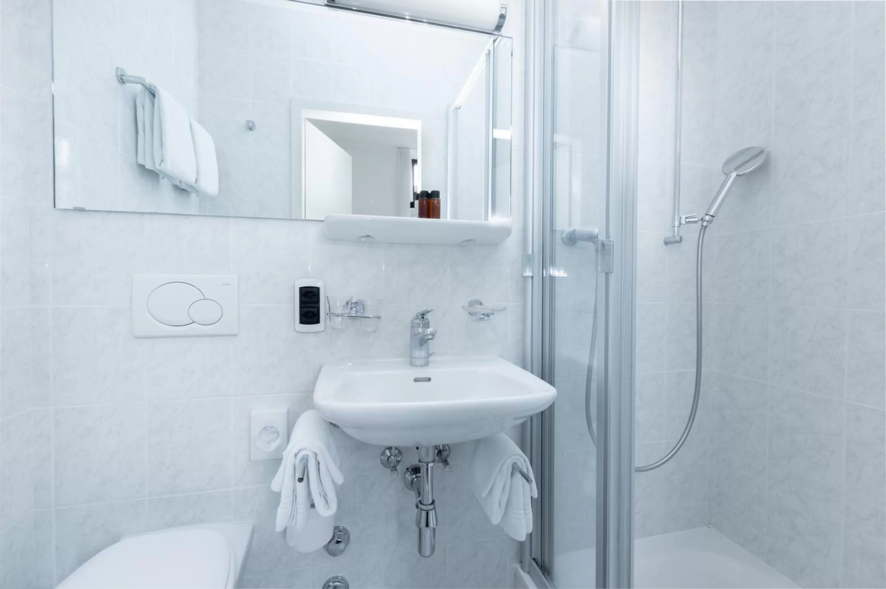 Shower in Hotel Zurigo Downtown
