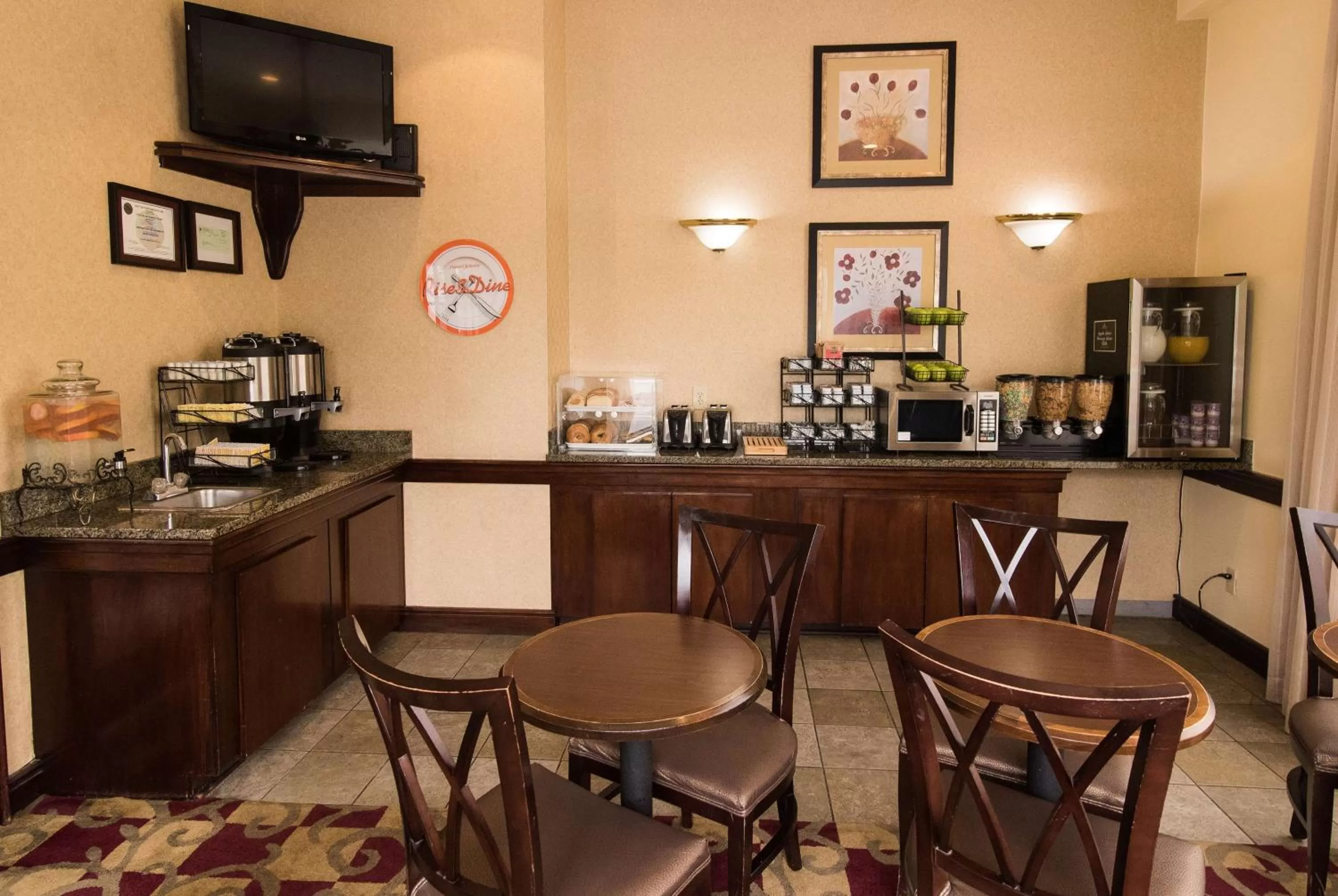 Restaurant/places to eat in Howard Johnson by Wyndham Portsmouth