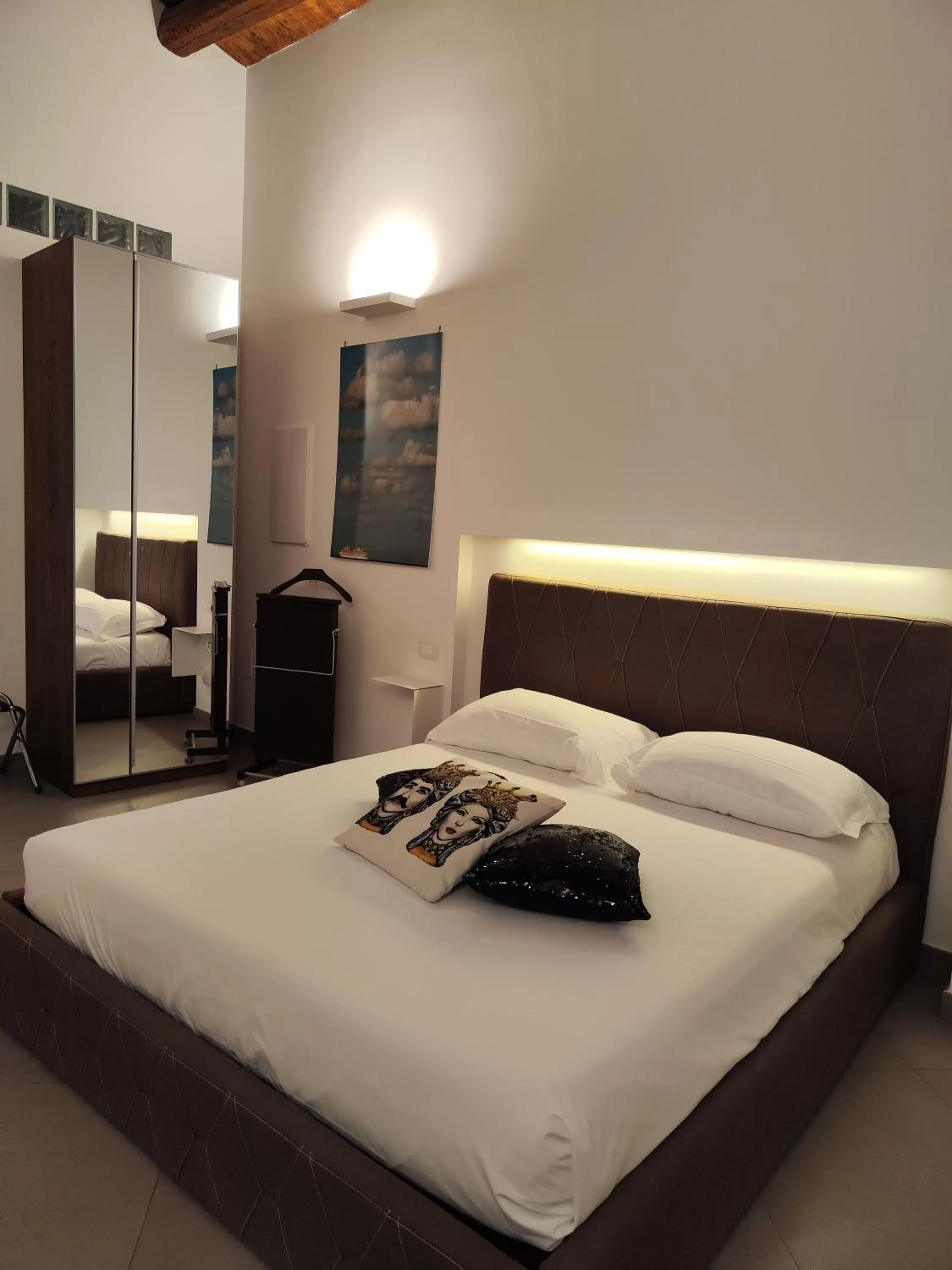 Photo of the whole room, Bed in San Francesco Rooms and Apartment with Terrace in Palermo Locazione Turistica