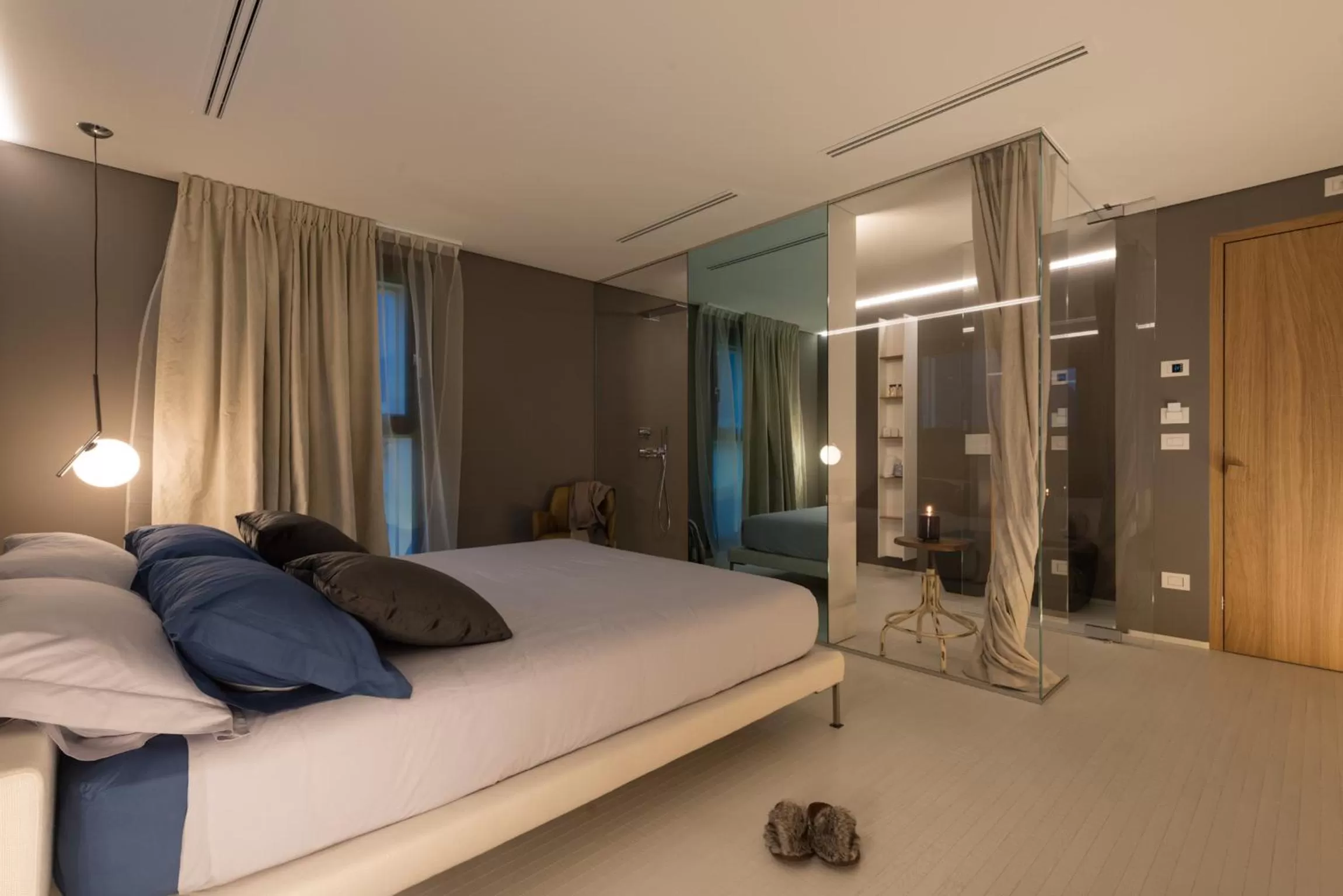 Photo of the whole room, Bed in Locanda Black and White Sondrio