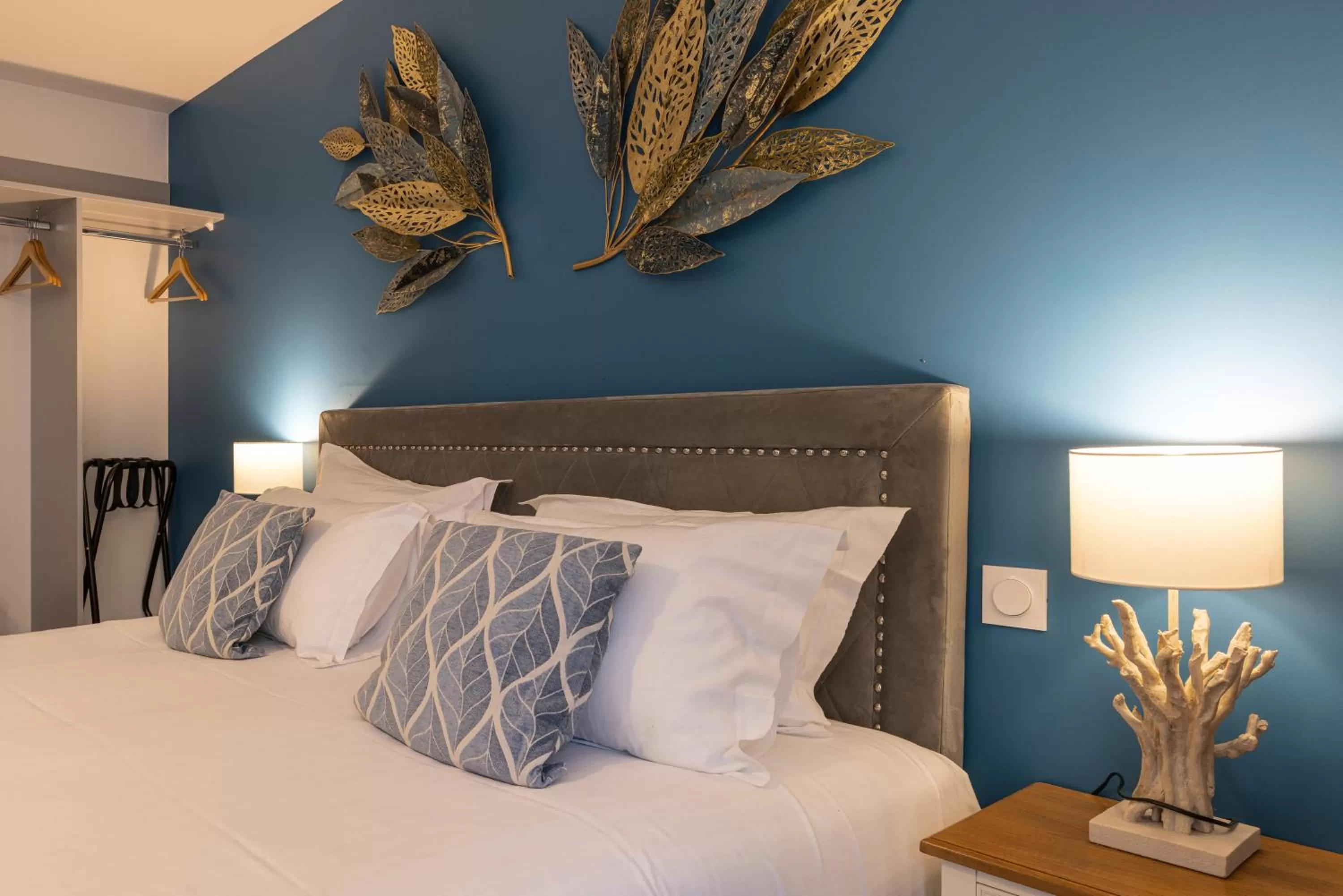 Bed in Hôtel-Restaurant des Augustins