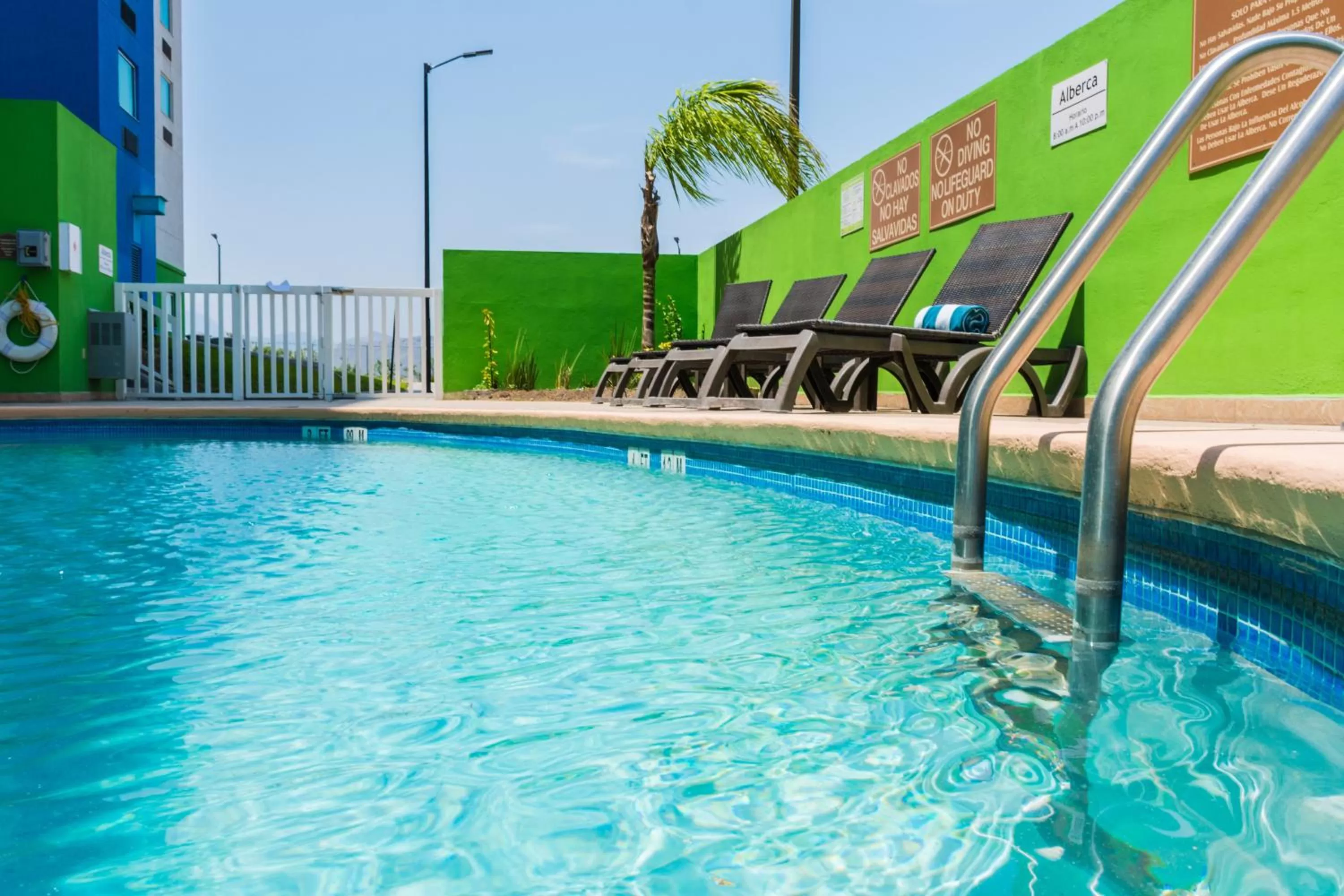 Swimming pool in Holiday Inn Express Saltillo Zona Aeropuerto by IHG
