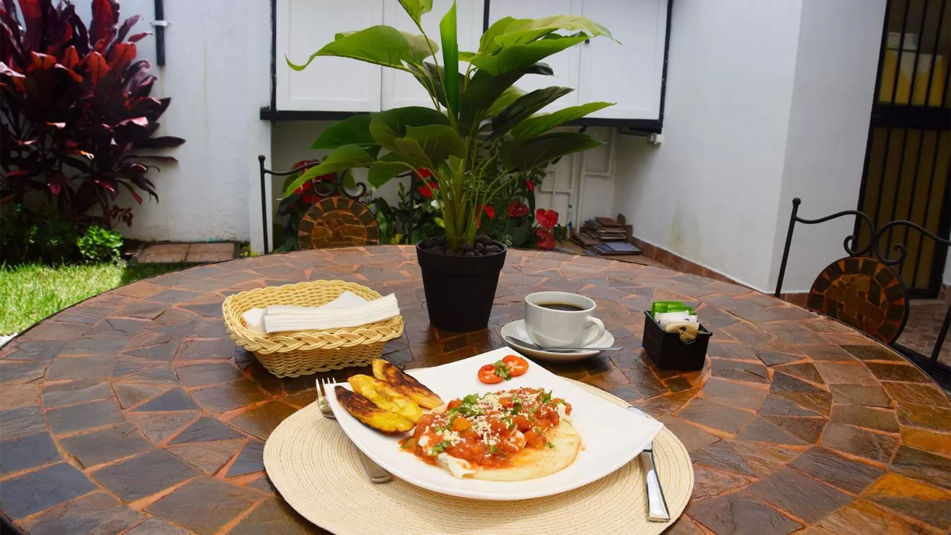 Breakfast in Trebol Amarillo Bed & Breakfast