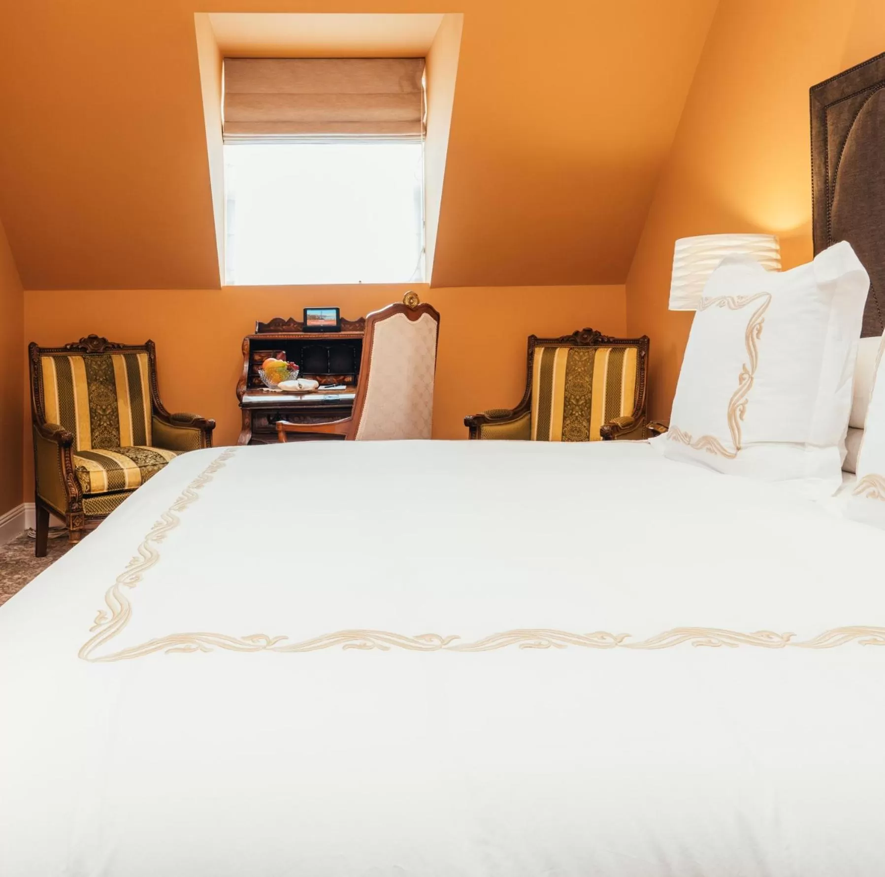 Bed in Neighbourgood Sutter Mansion