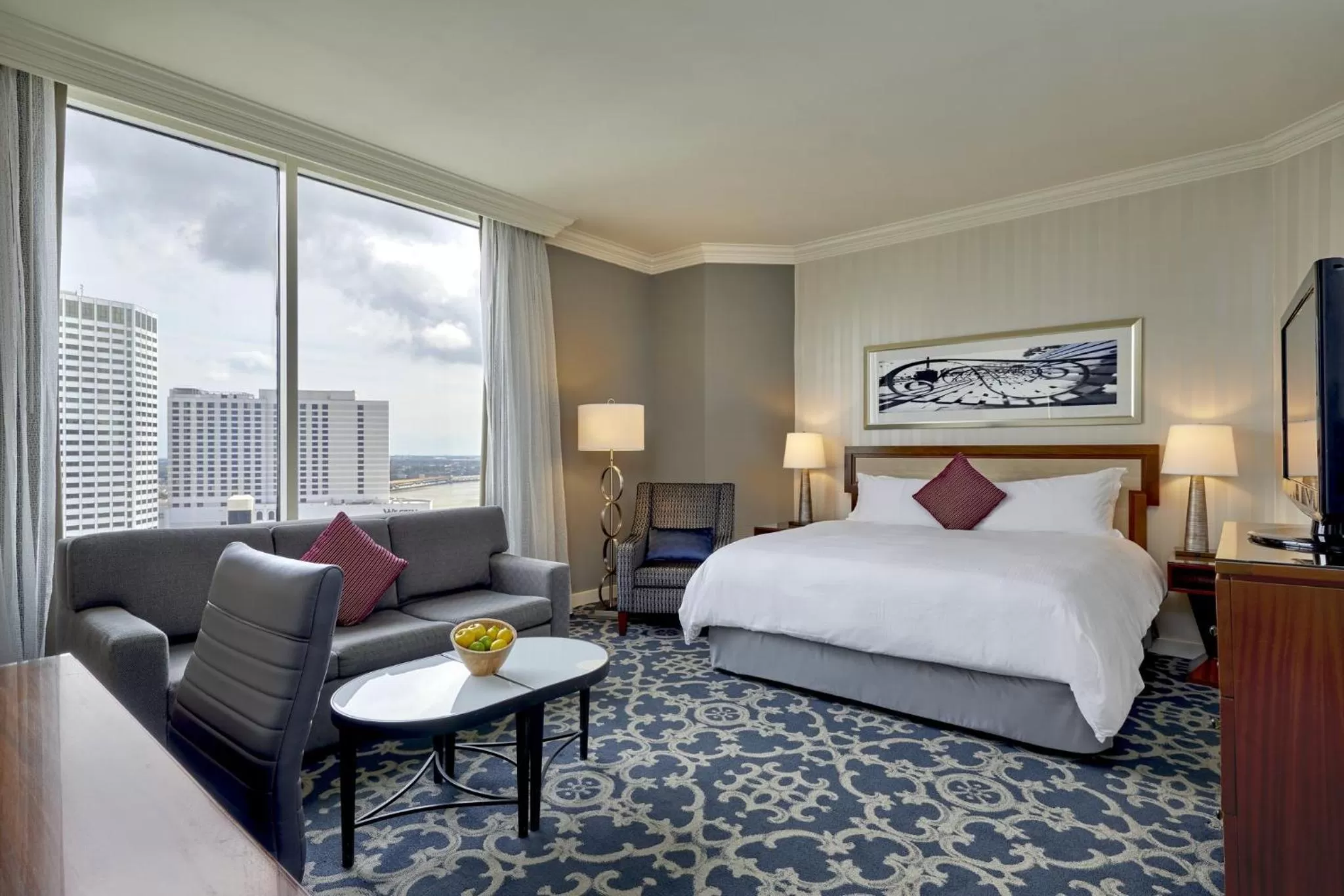 Photo of the whole room, Bed in Loews New Orleans Hotel