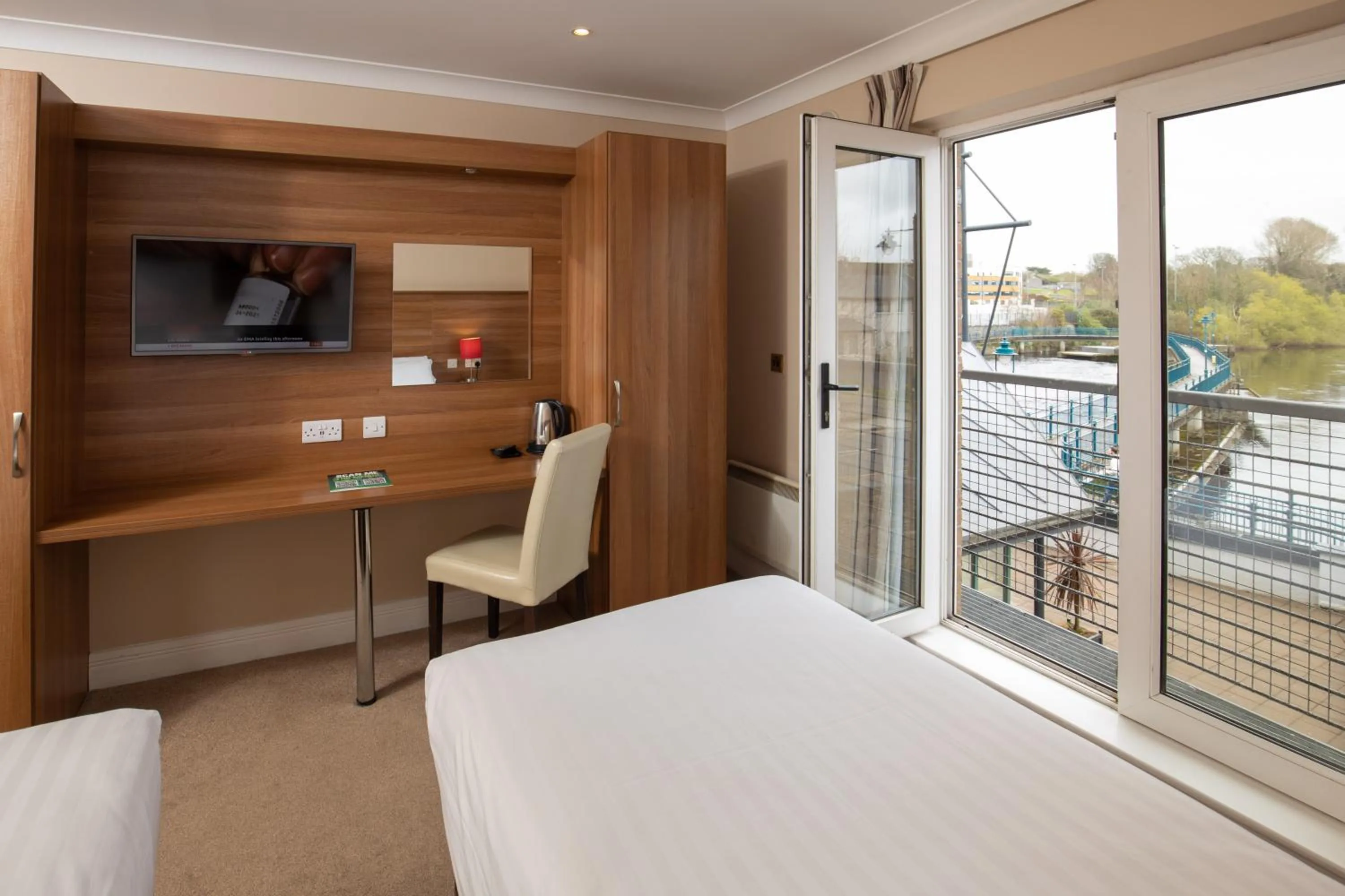 Property building, Bed in Riverside Hotel