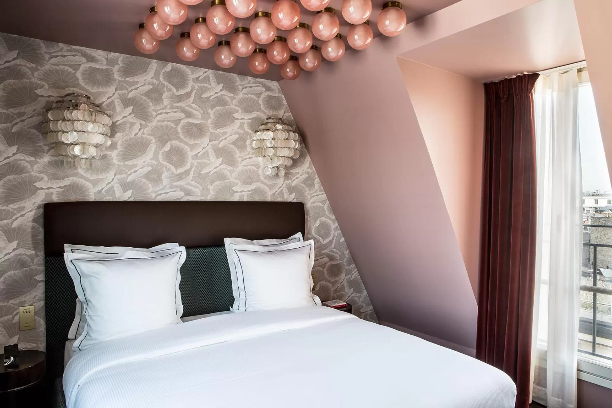 Bed in Hôtel du Rond-point des Champs-Élysées - Esprit de France