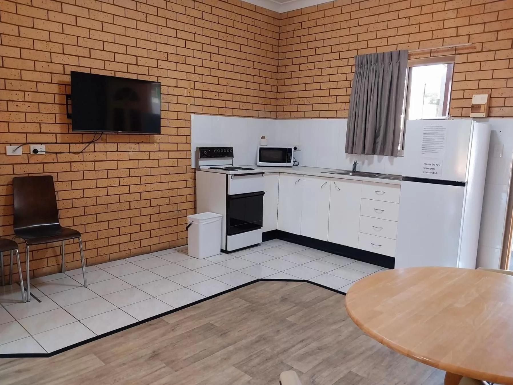 Kitchen or kitchenette in Tallarook Motor Inn