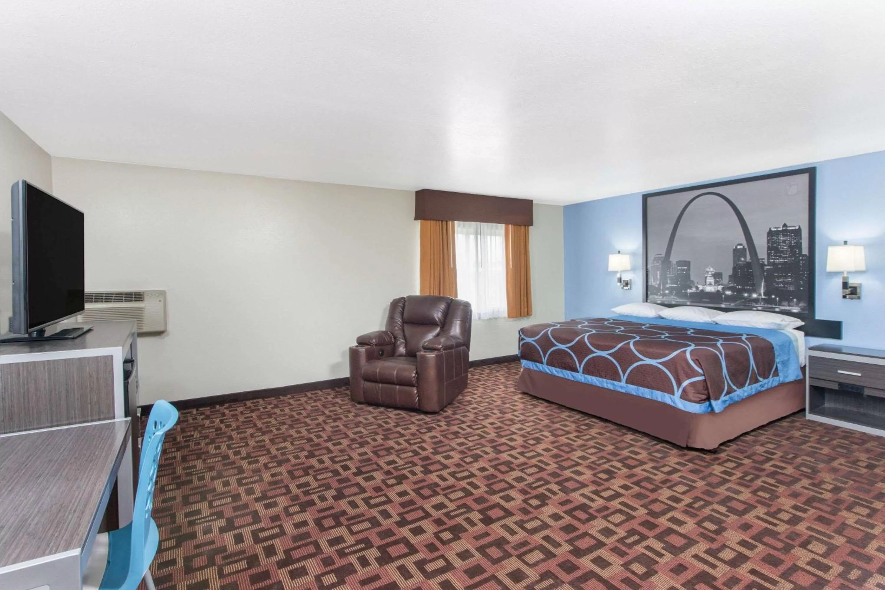 Photo of the whole room, Bed in Super 8 by Wyndham Moberly MO