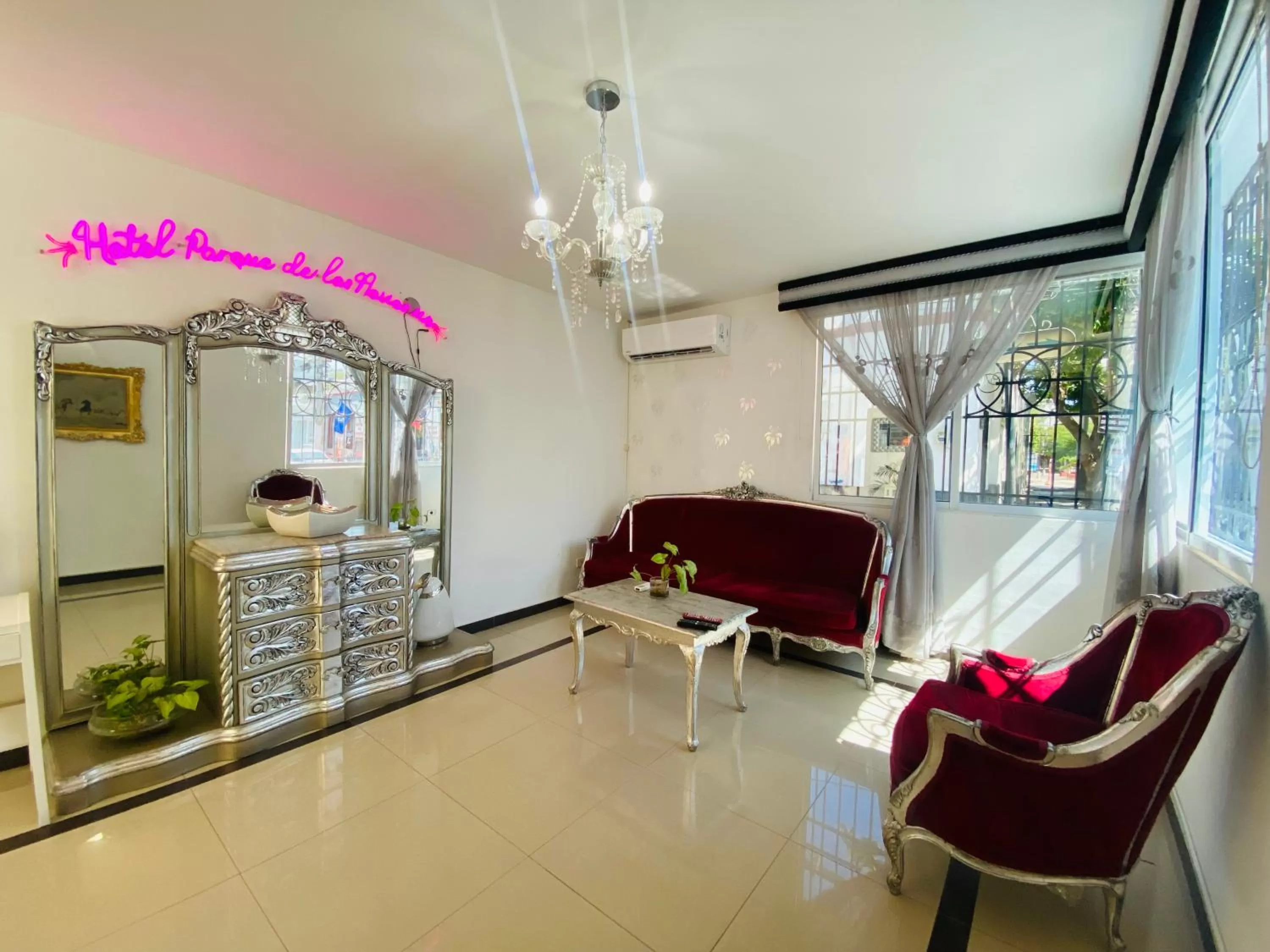 Communal lounge/ TV room in Hotel Parque de los Novios Inn