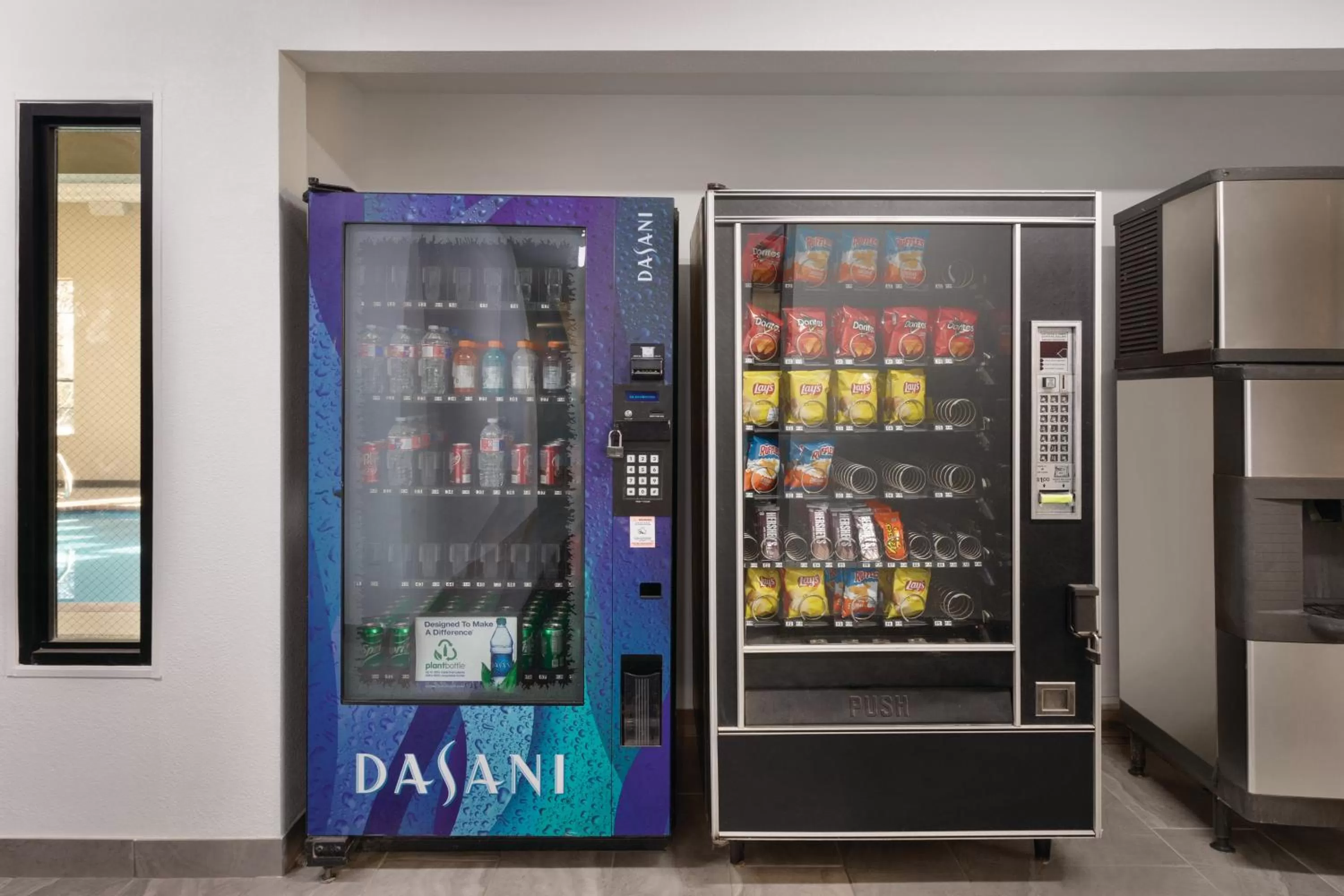 Food and drinks in Super 8 by Wyndham Olive Branch