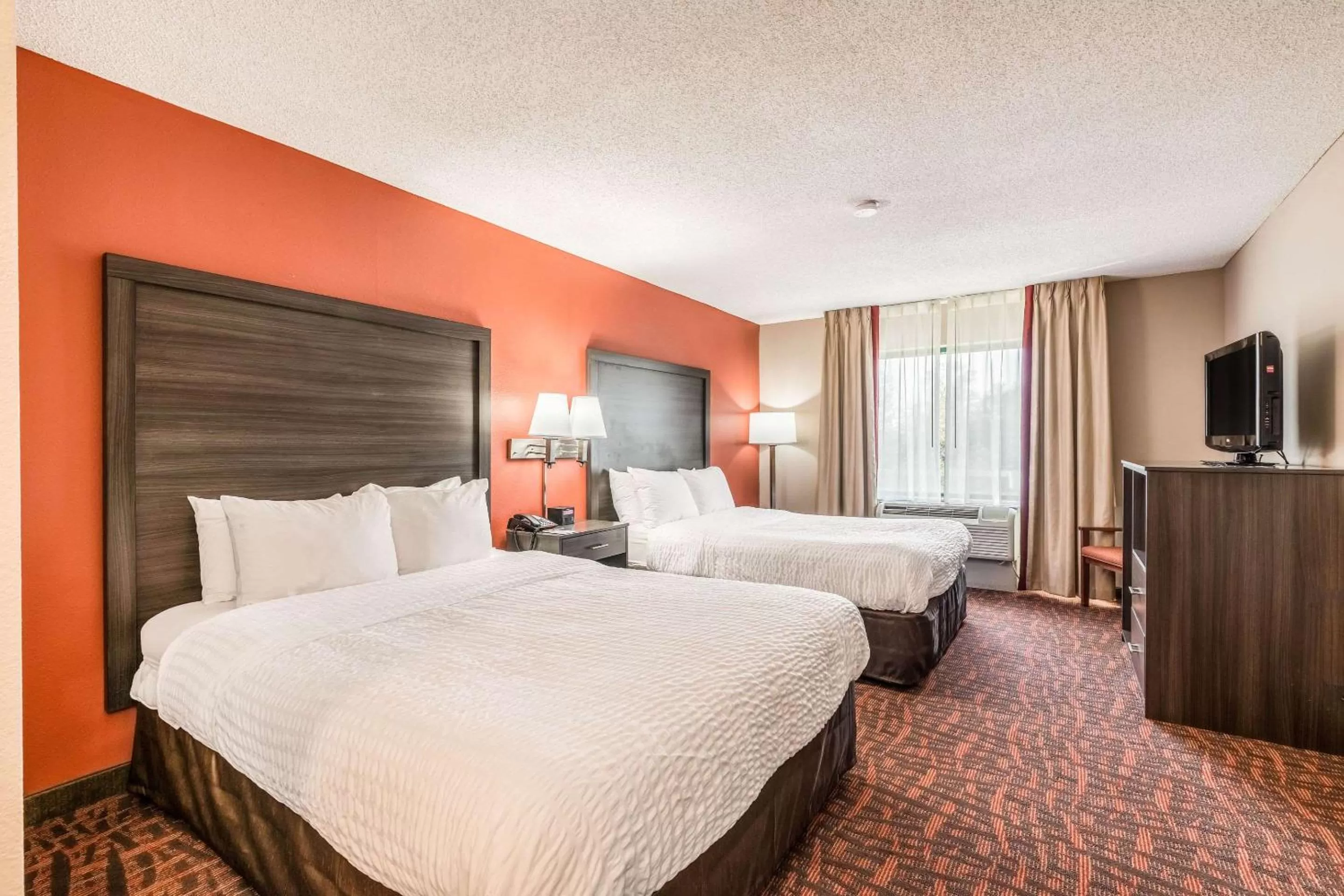 Photo of the whole room, Bed in Lake Norman Inn and Suites