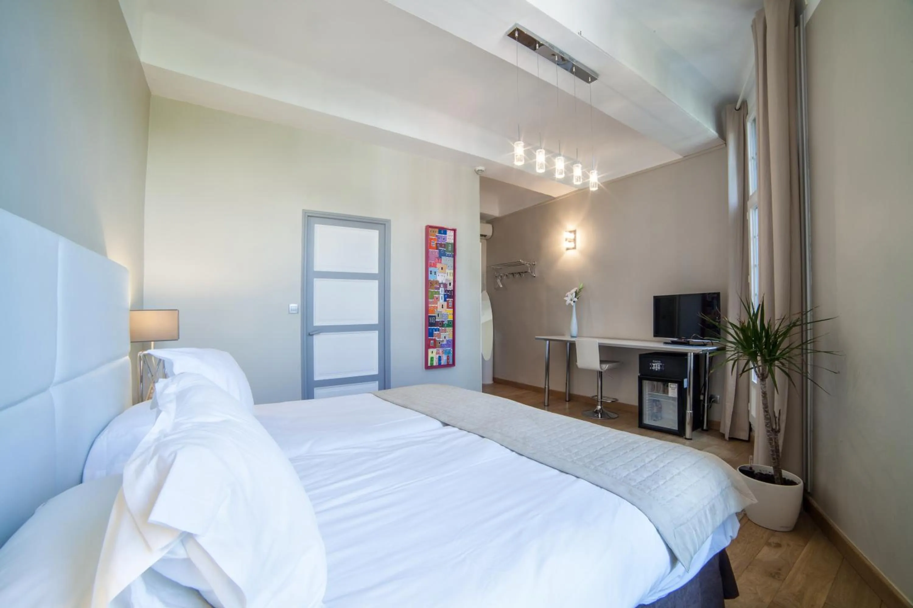 Bed in Hôtel de France