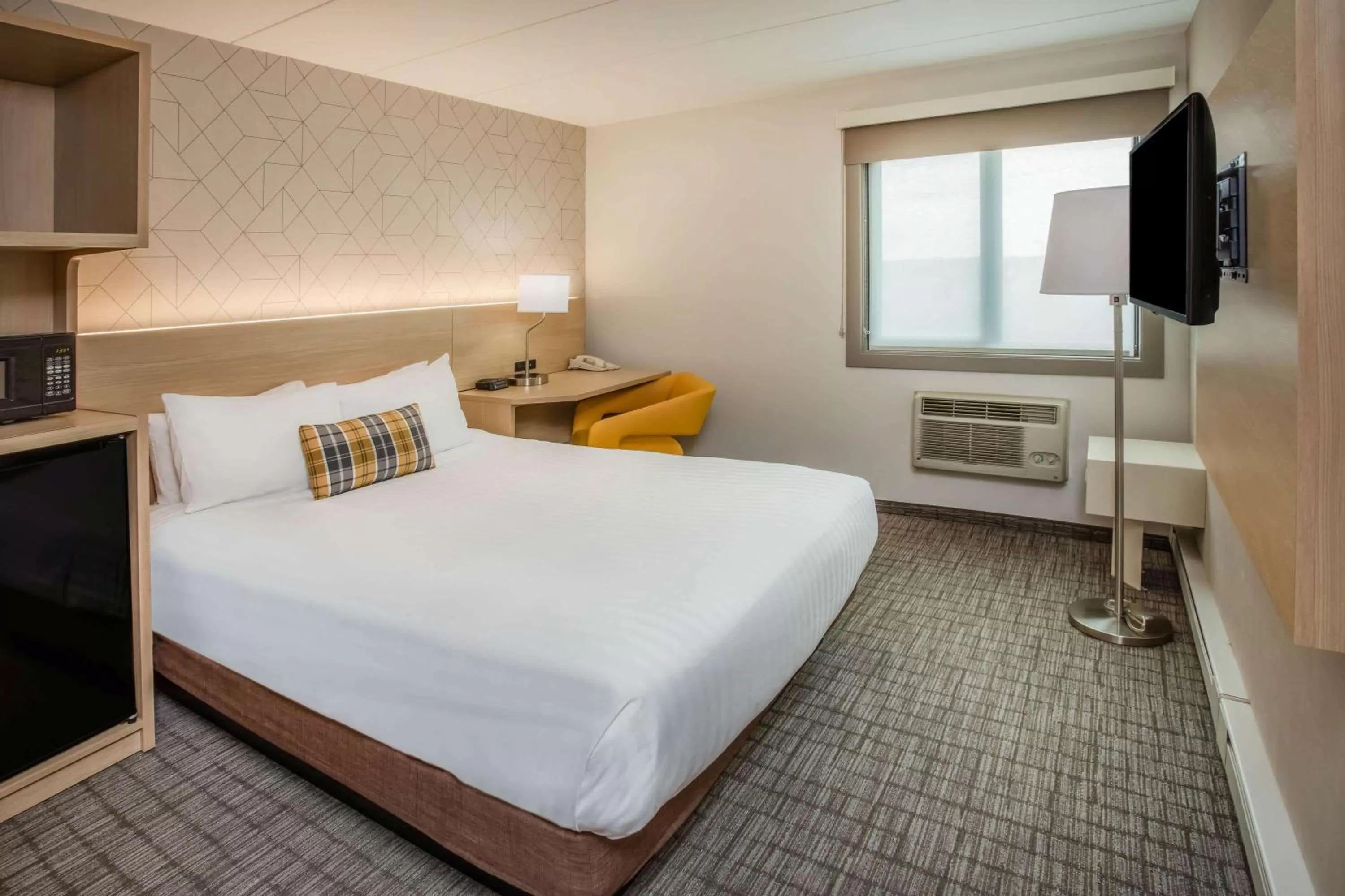 Photo of the whole room, Bed in Days Inn & Suites by Wyndham Duluth by the Mall