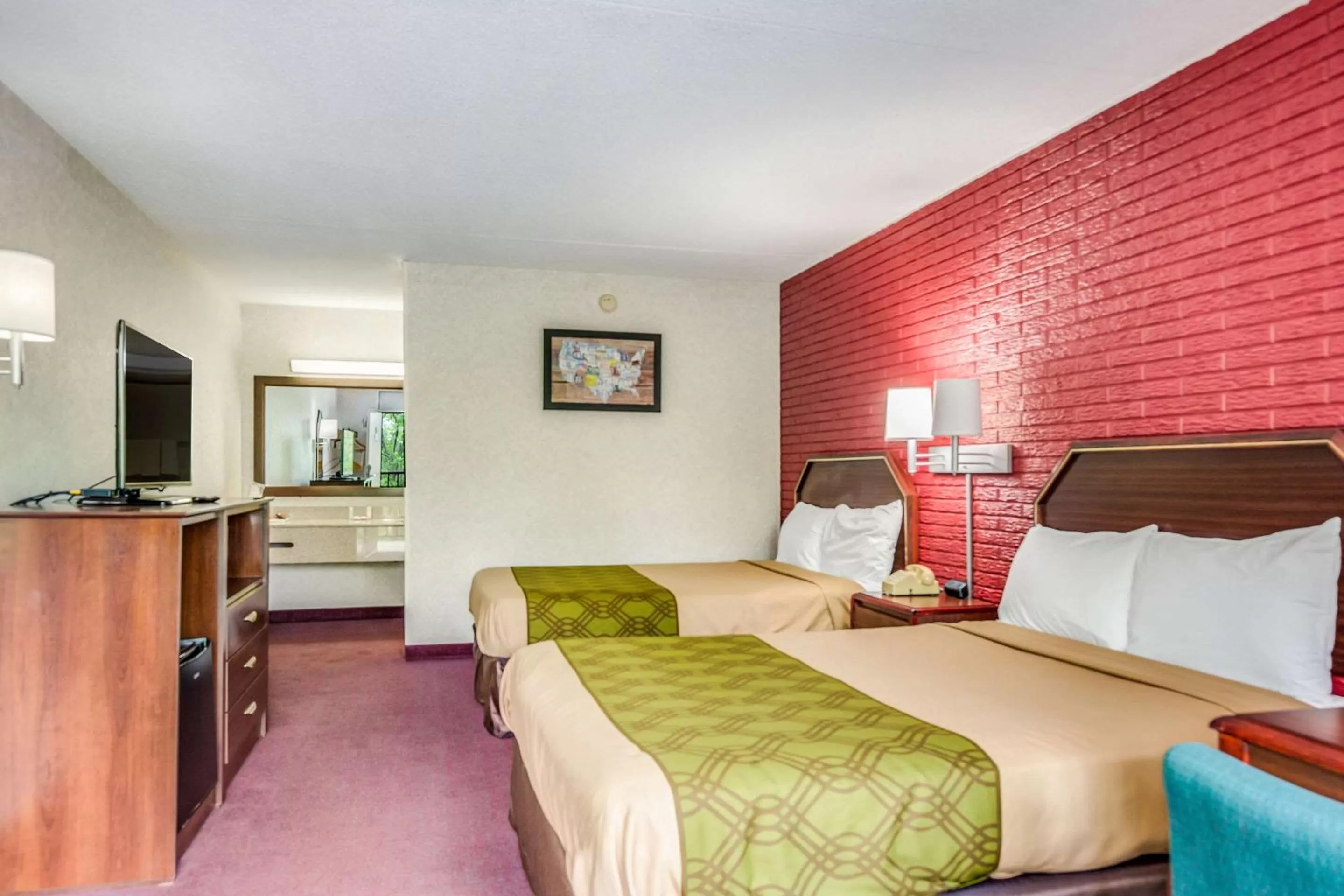 Photo of the whole room, Bed in Economy Inn