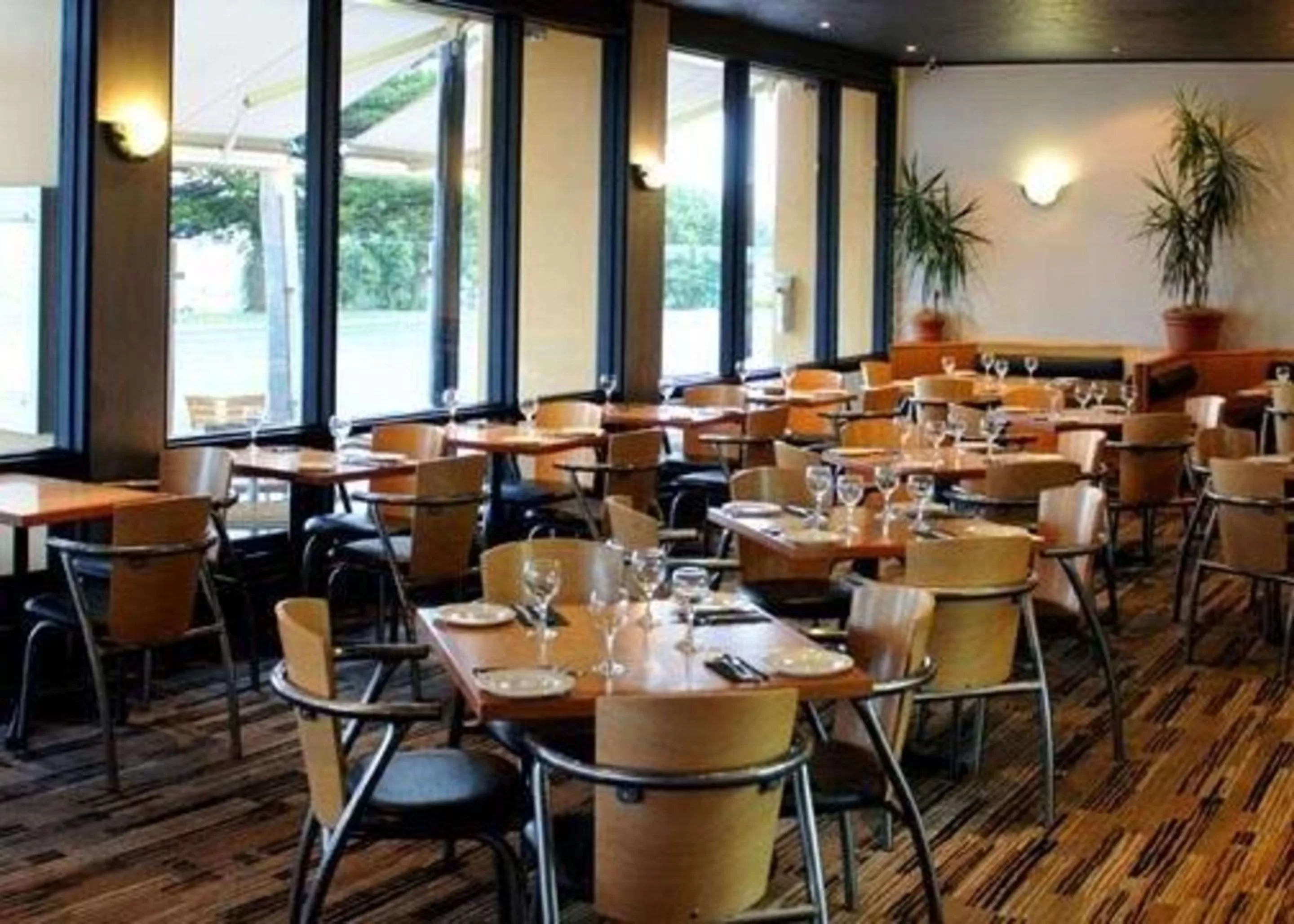 Restaurant/places to eat in Richmond Henty Hotel