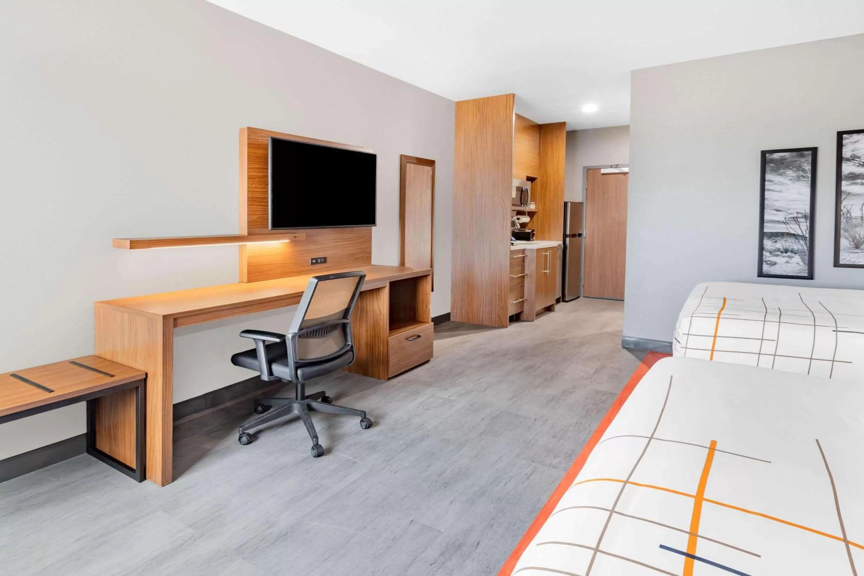 Photo of the whole room, Bed in La Quinta Inn & Suites by Wyndham Fort Stockton Northeast