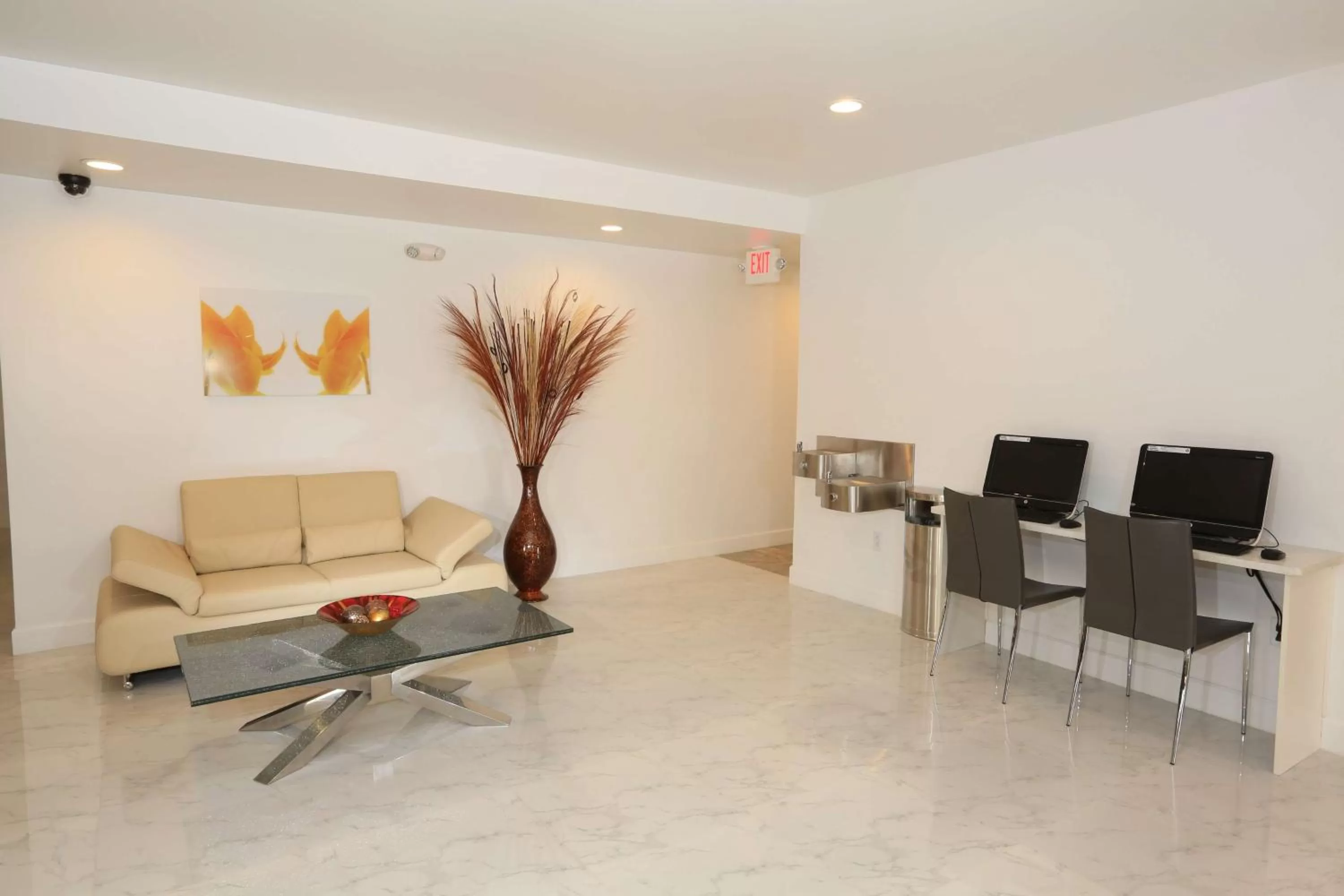 On-site shops in SureStay Plus by Best Western Orlando International Drive