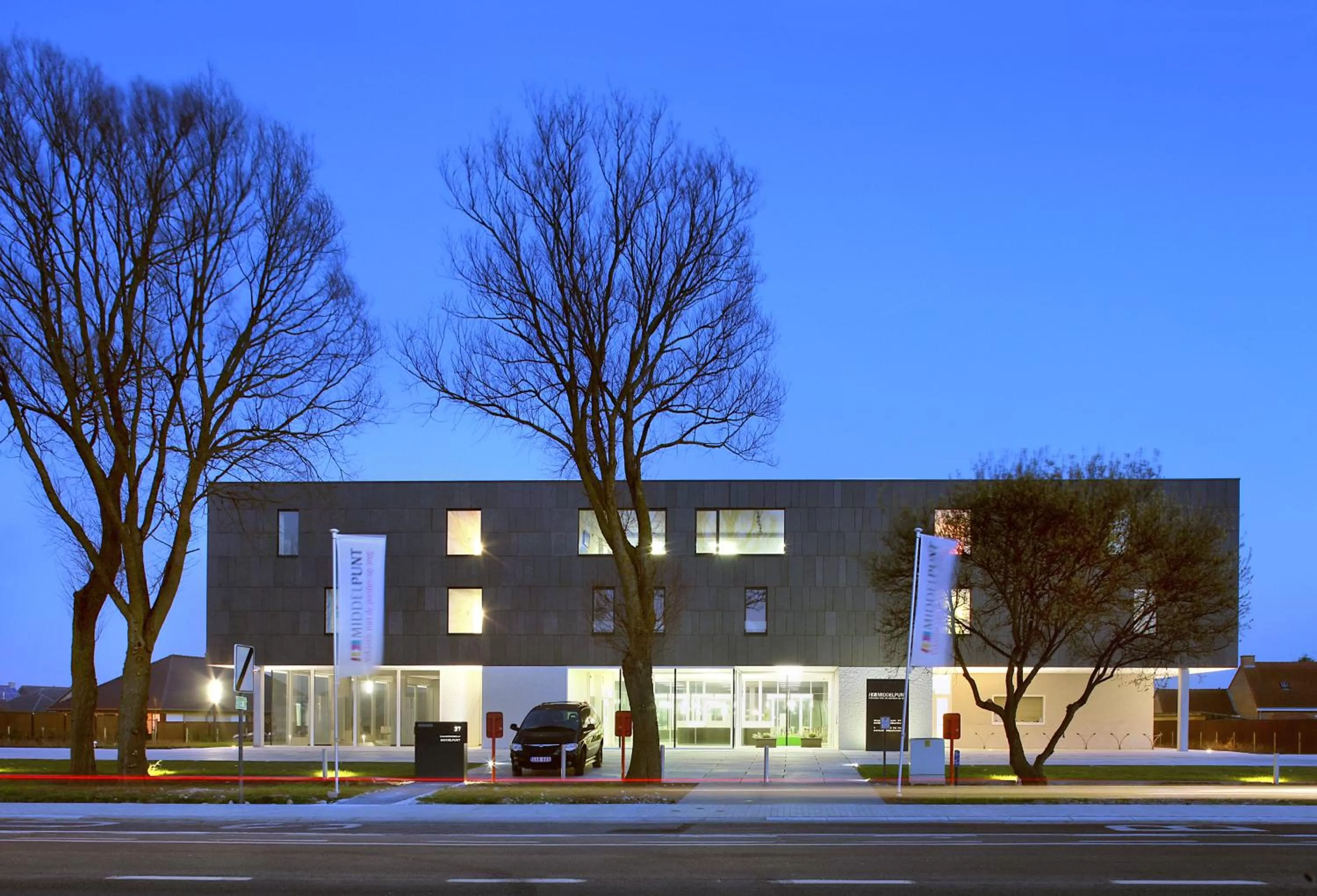 Facade/entrance in Hotel Middelpunt - Gratis Parking - Ontbijt inbegrepen! Nieuwjaarsbrunch 01 januari, op 31 december restaurant gesloten