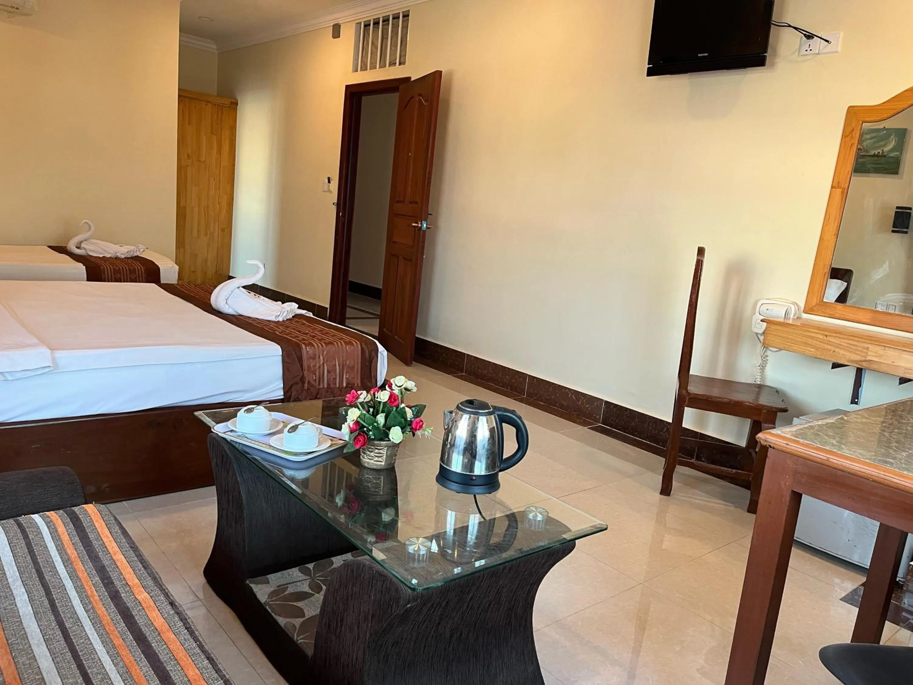 Coffee/tea facilities, Bed in Queenwood Hotel