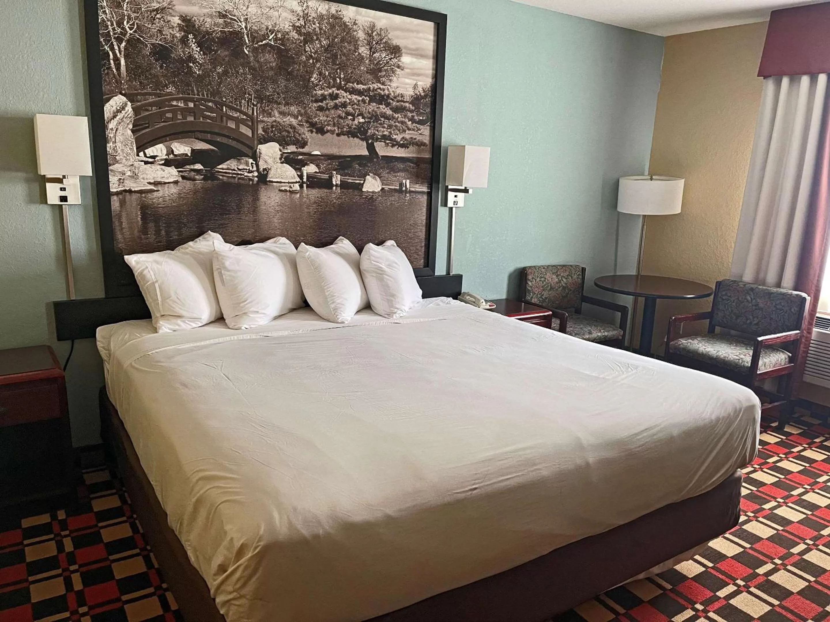 Bedroom, Bed in Econo Lodge Chillicothe