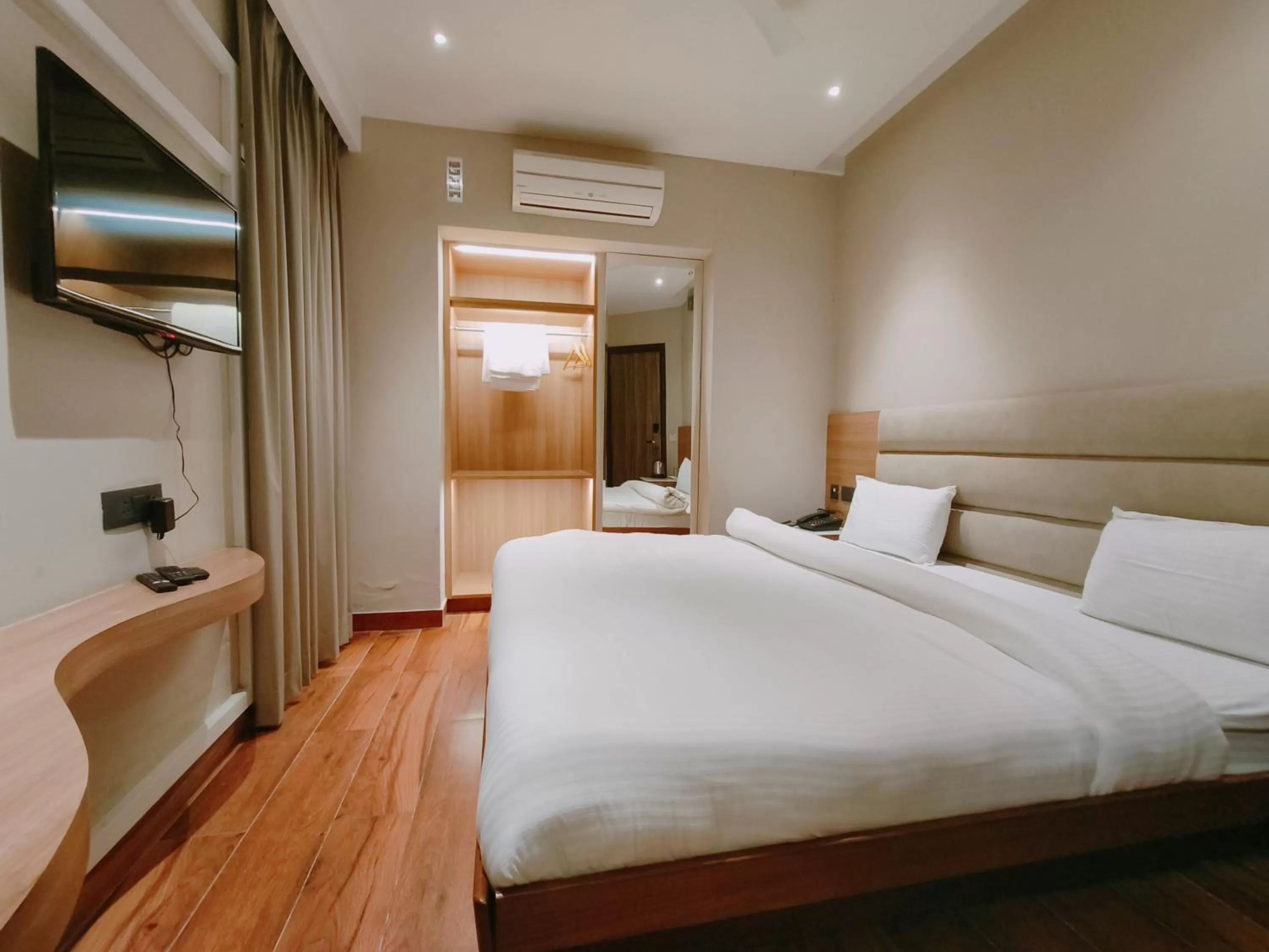 Bedroom, Bed in Aura Rooms