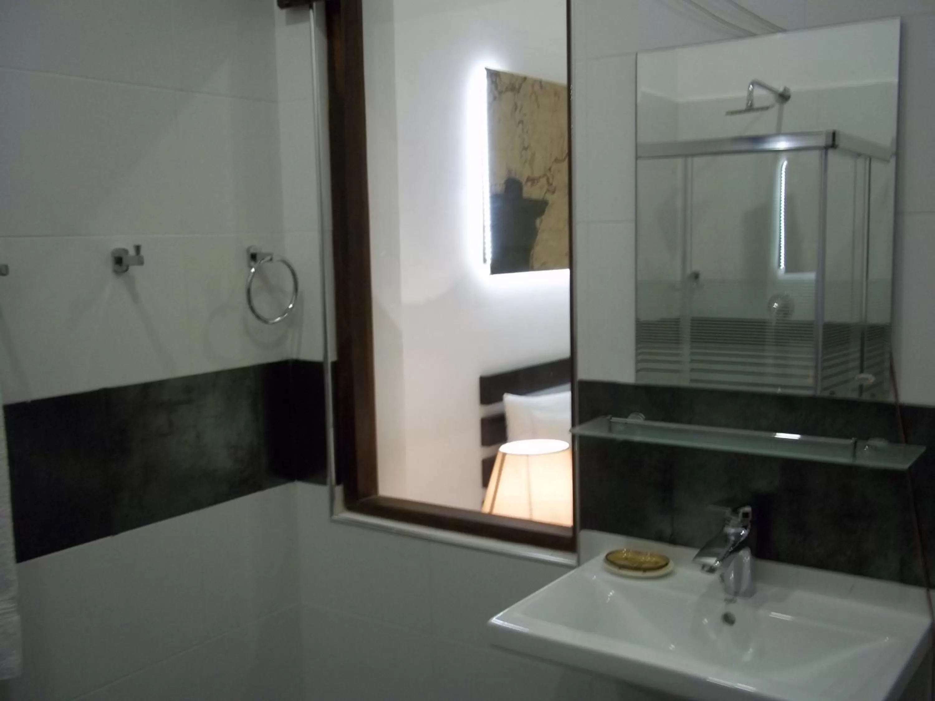 Shower in Sunrise Palace Negombo