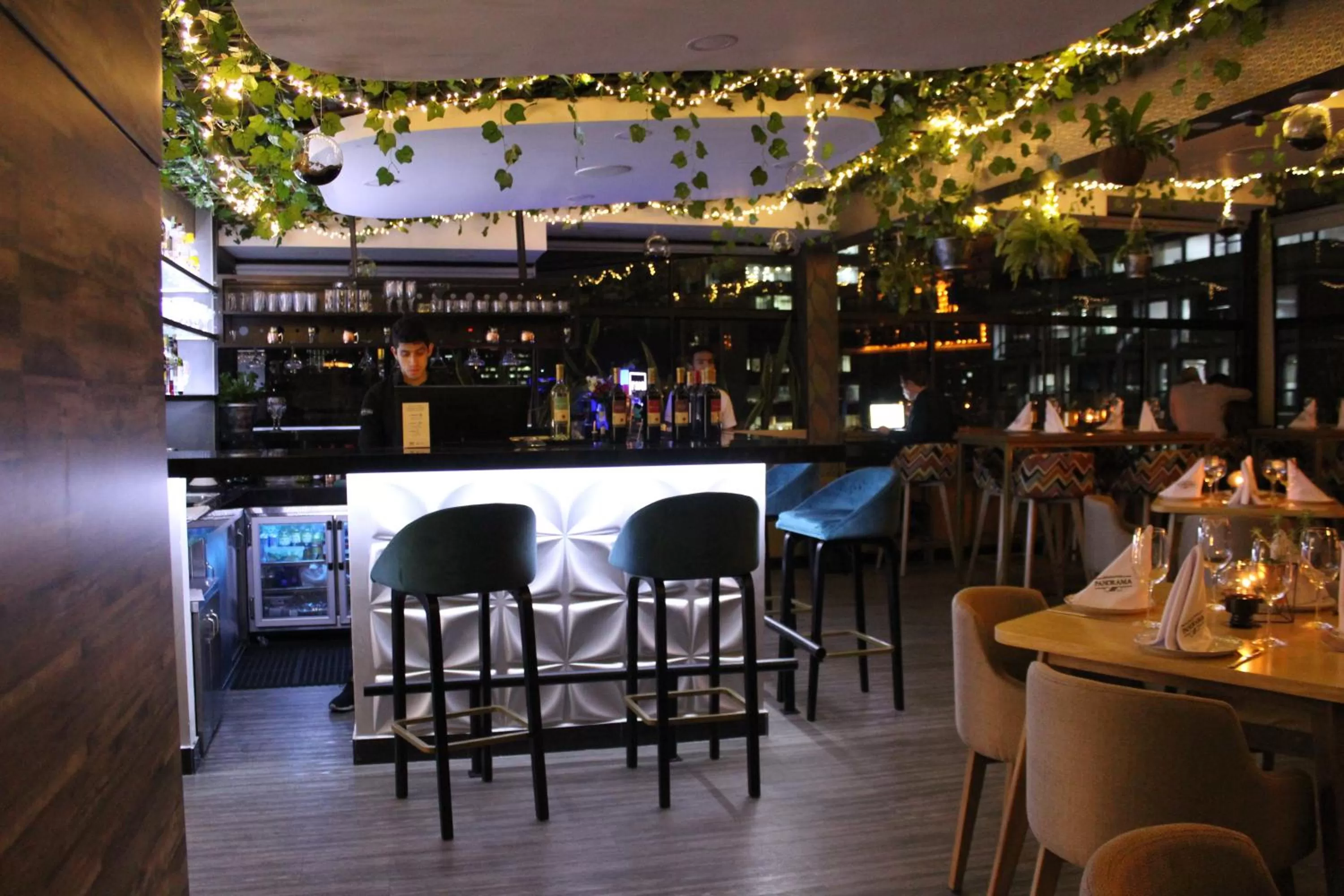 Restaurant/places to eat in Hotel Express 53