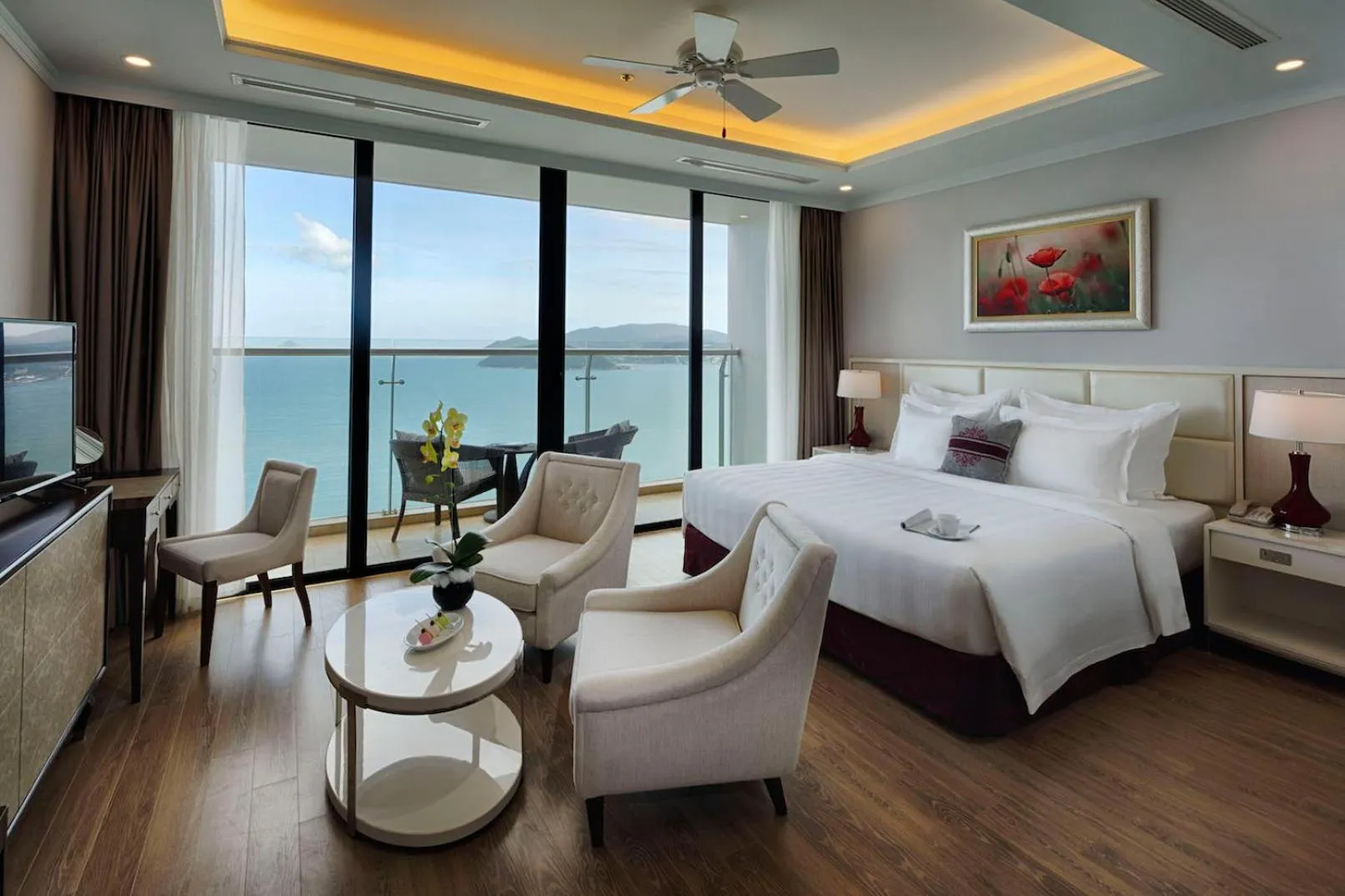 Photo of the whole room, Bed in Vinpearl Beachfront Nha Trang