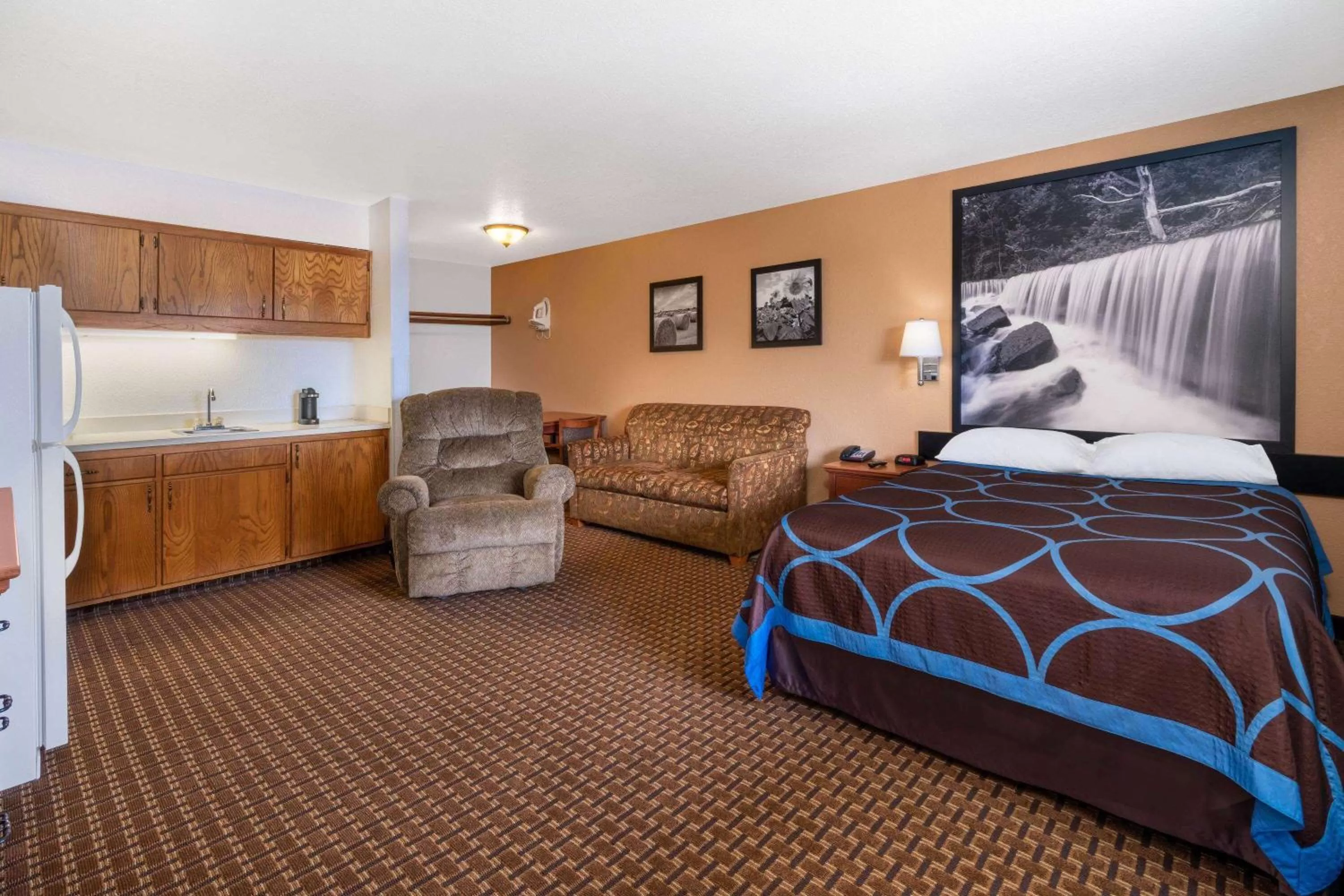 Photo of the whole room, Bed in Super 8 by Wyndham Goodland