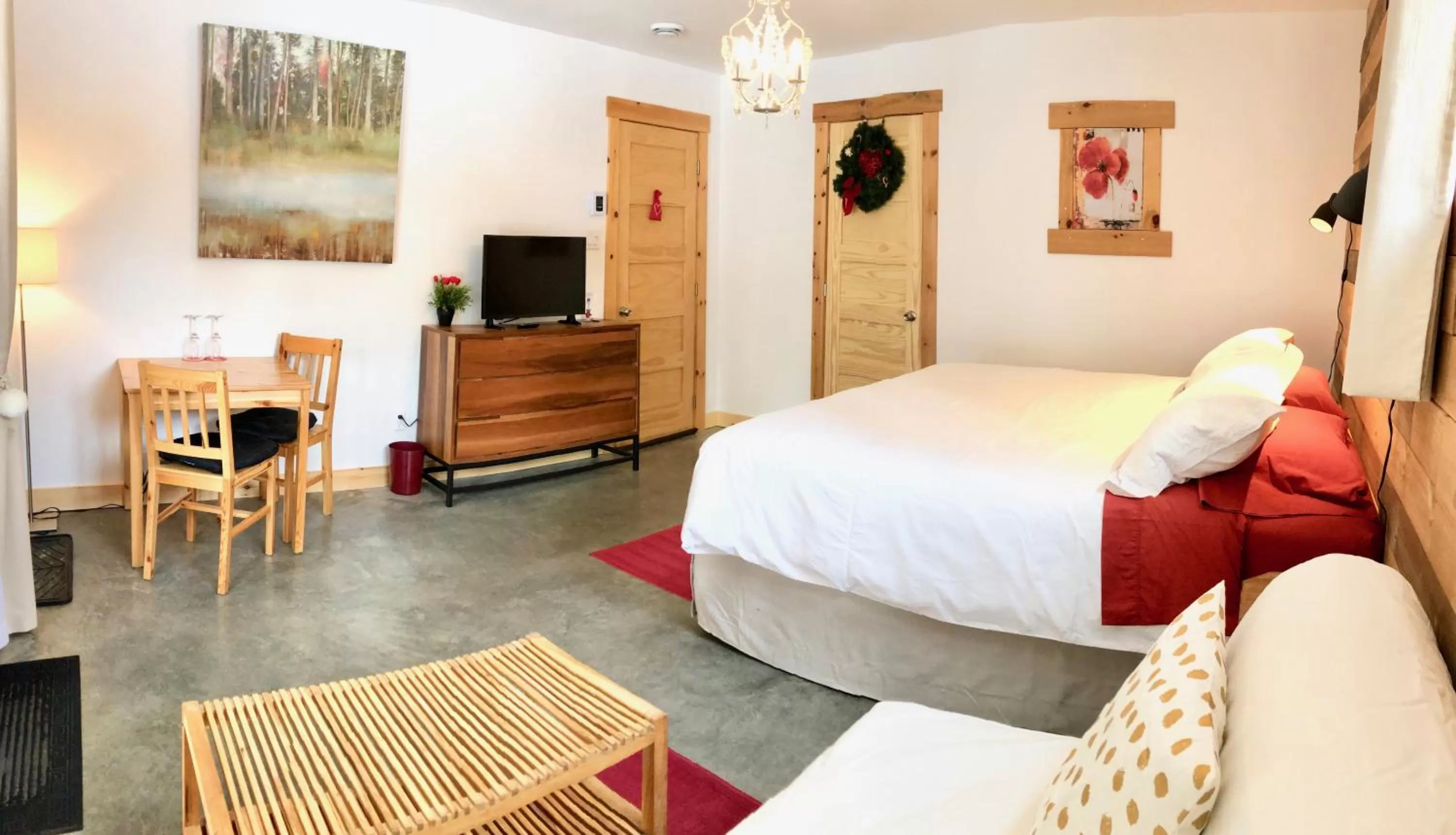 Shower, Bed in Le Domaine du Lac Saint Charles