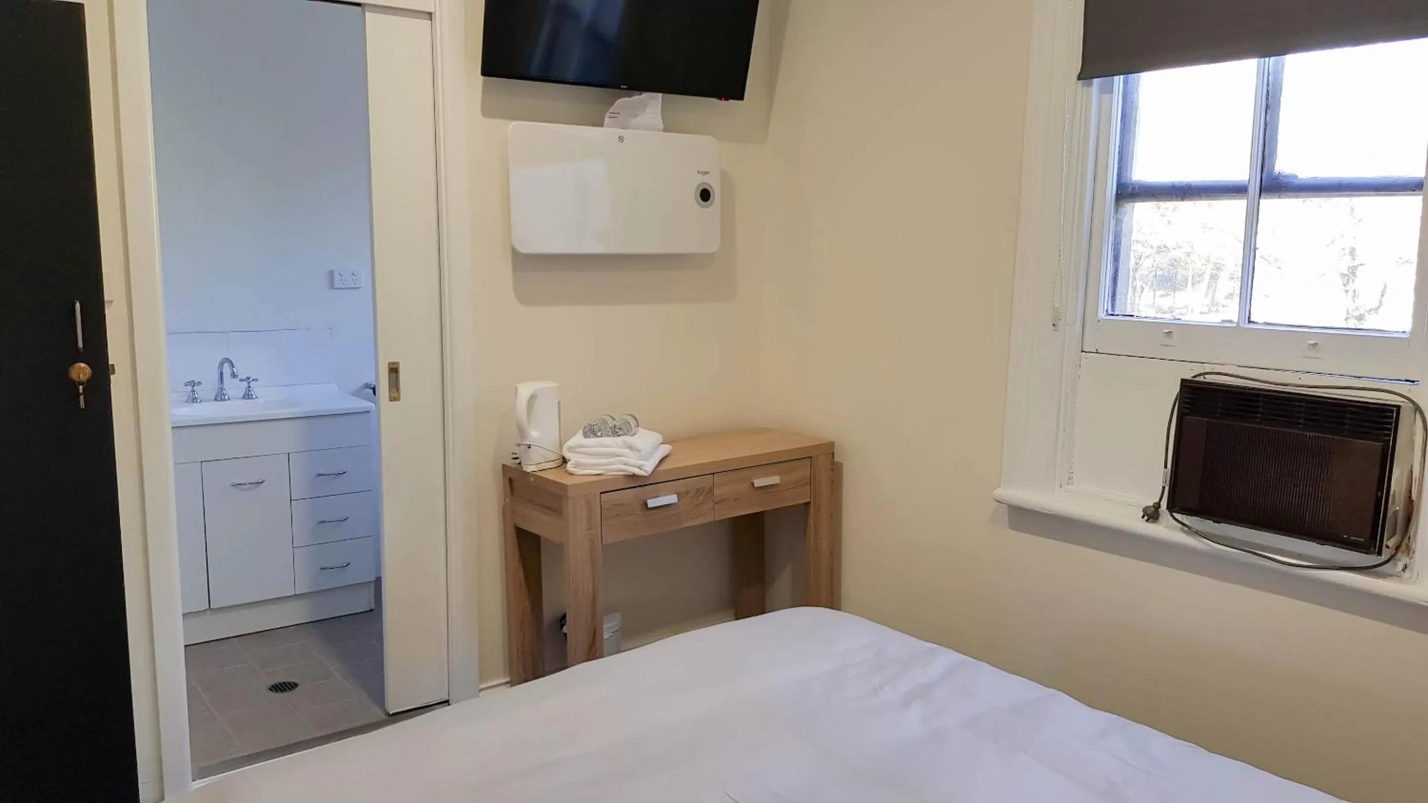 Communal lounge/ TV room, Bed in Argyle Hotel Southern Highlands