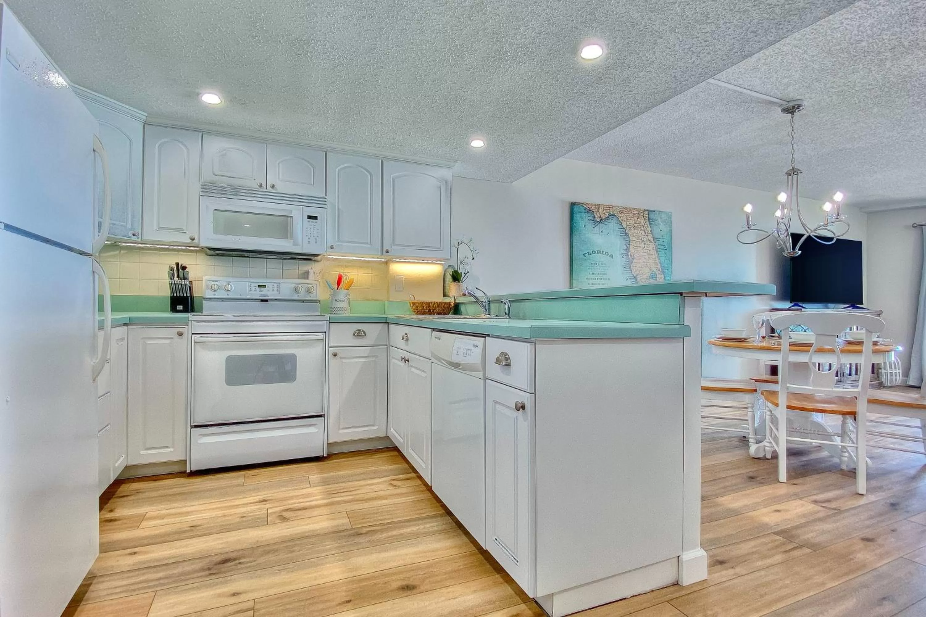 Kitchen/Kitchenette in Chateaux Sunset Suites 408