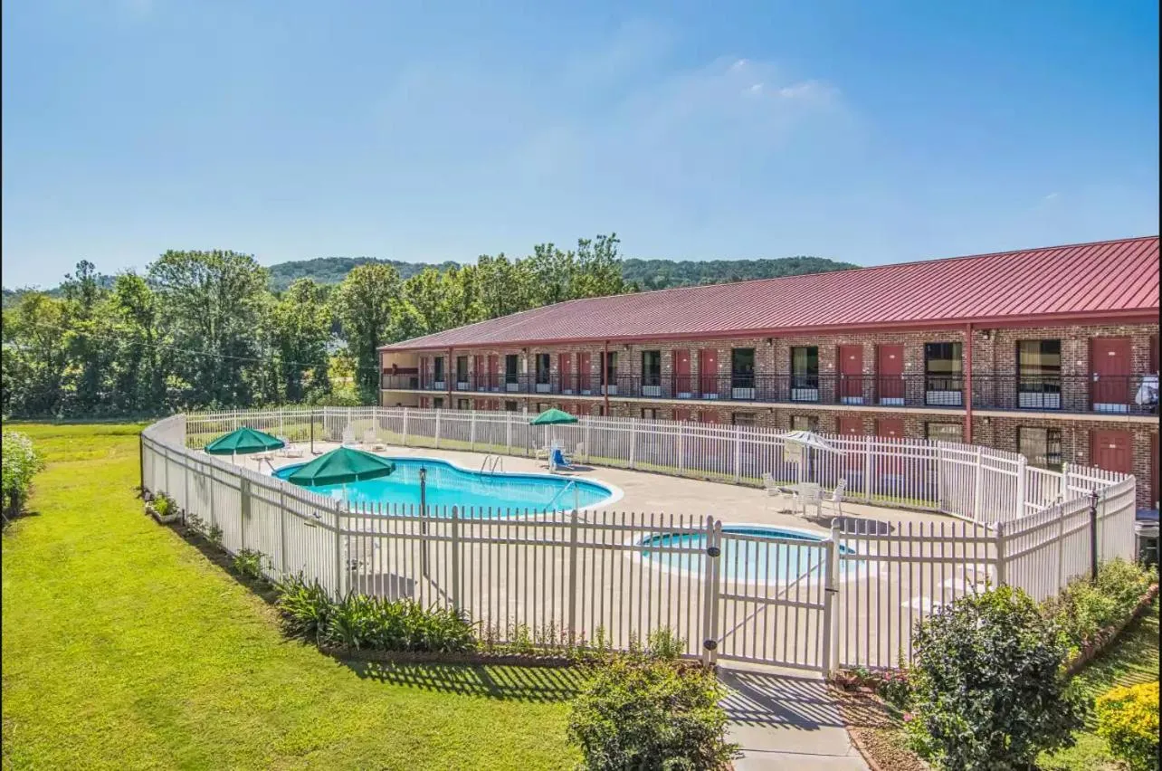 Swimming pool in Econo Lodge Fort Payne