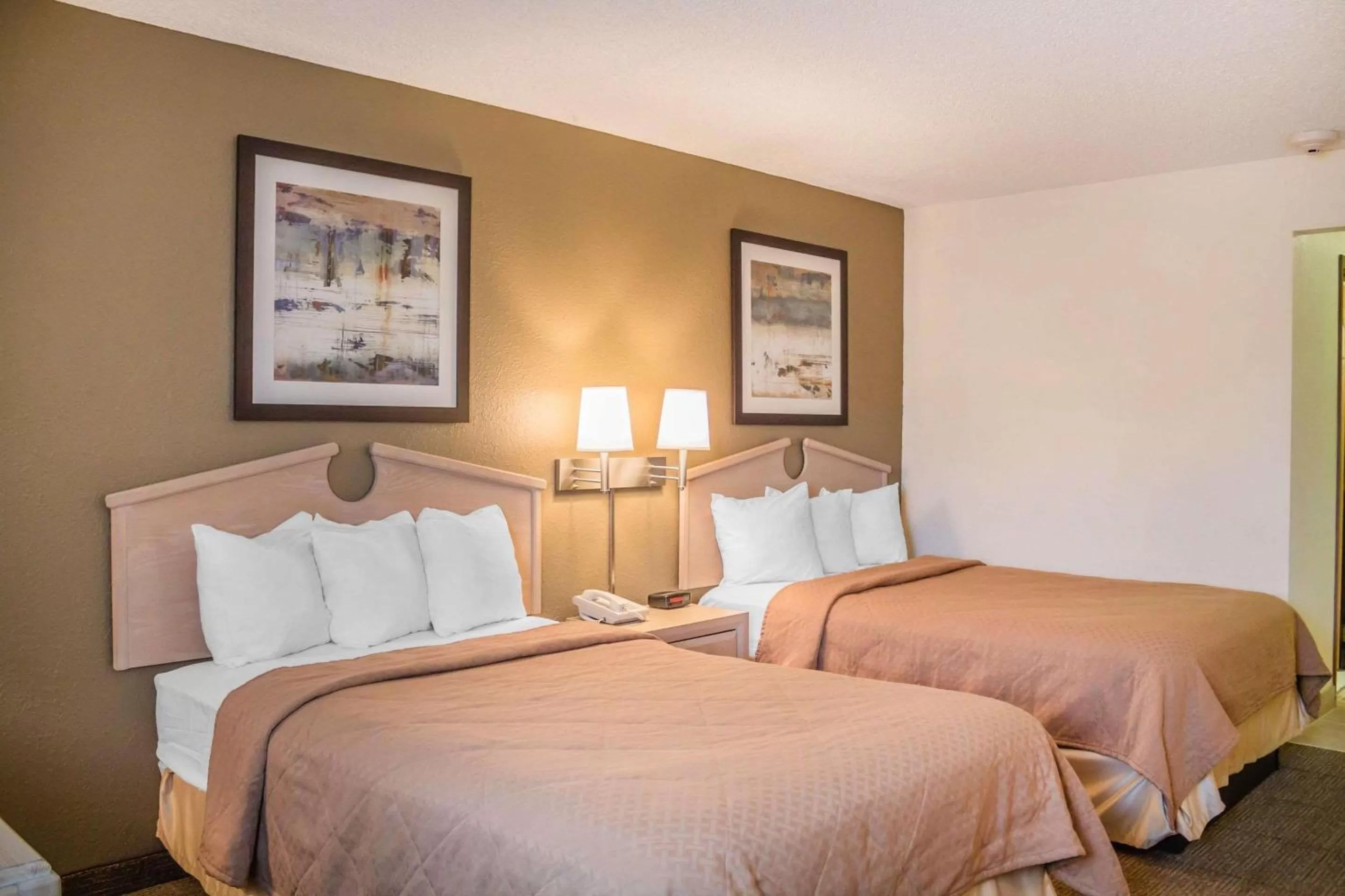 Photo of the whole room in Quality Inn Port Clinton Waterfront