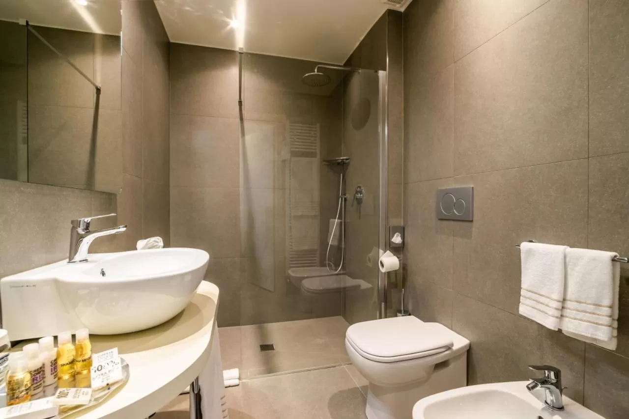 Shower in Hotel Globo