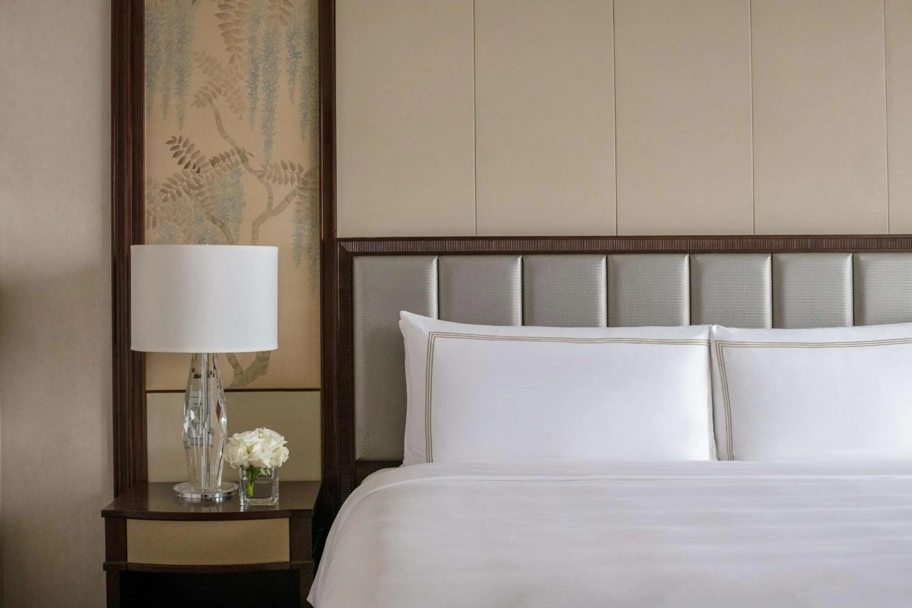 Photo of the whole room, Bed in Shangri-La Hefei