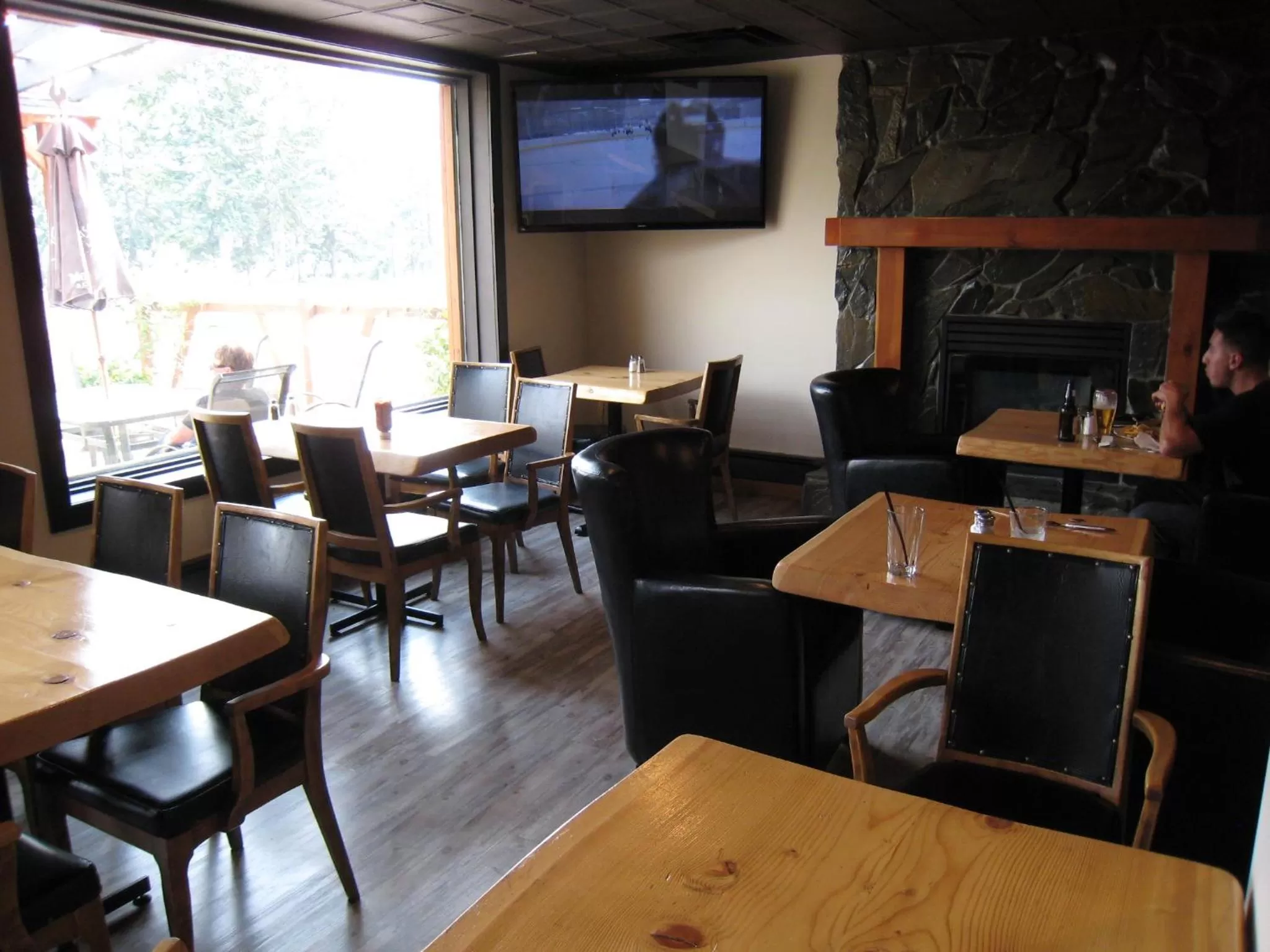 Restaurant/places to eat in Days Inn by Wyndham Golden