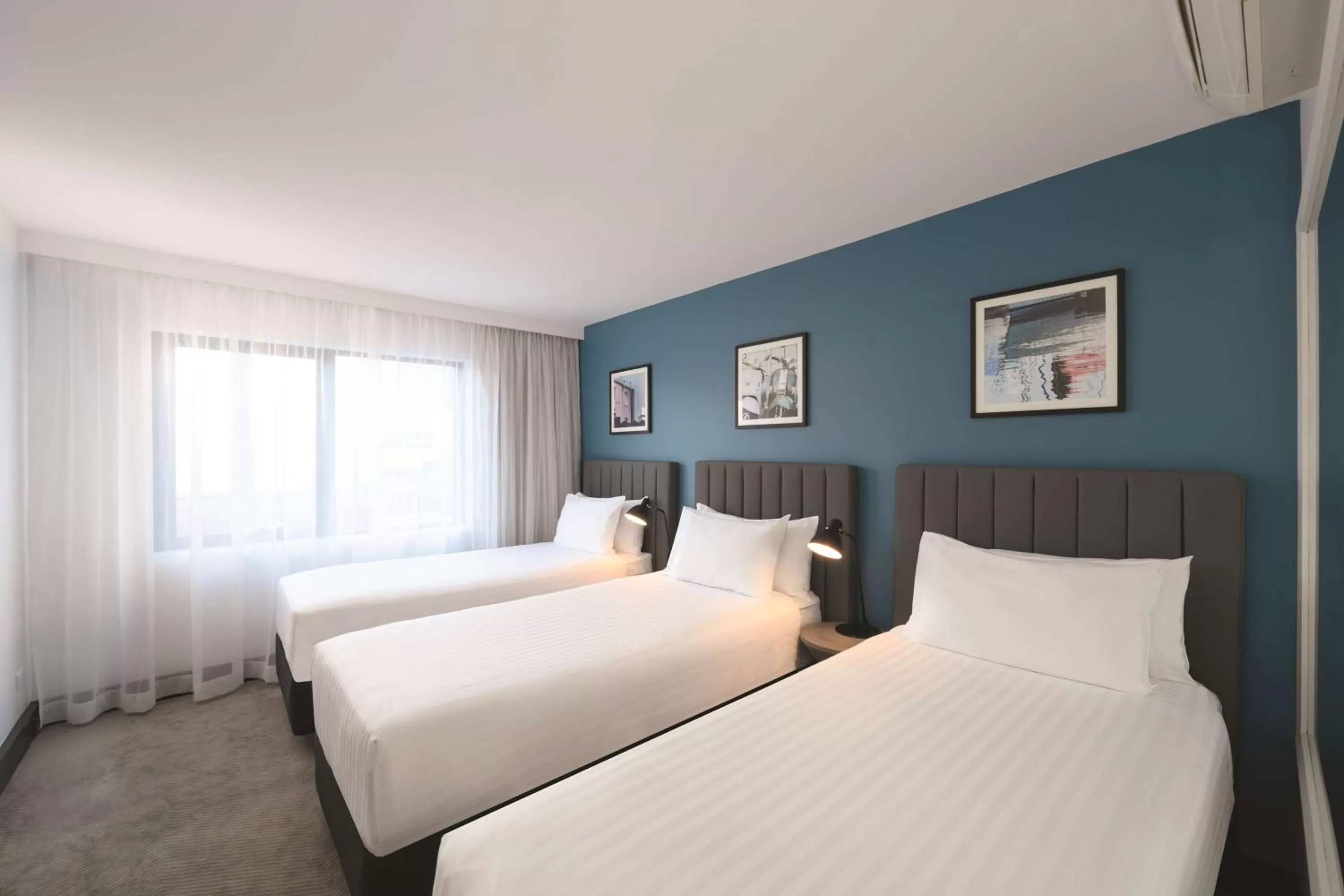 Bedroom, Bed in Travelodge Hotel Hobart