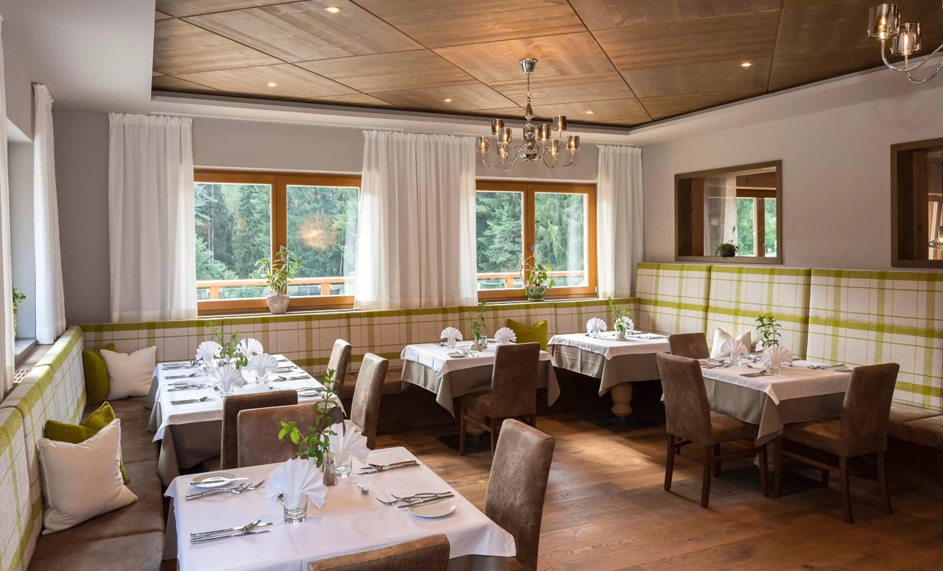 Restaurant/places to eat in Hotel Weiher Green Lake